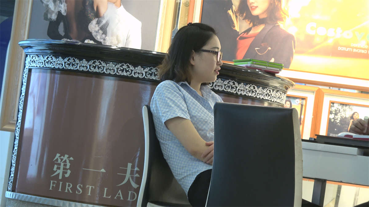 化妆品点的黑色高跟裸足美女销售-日更街拍