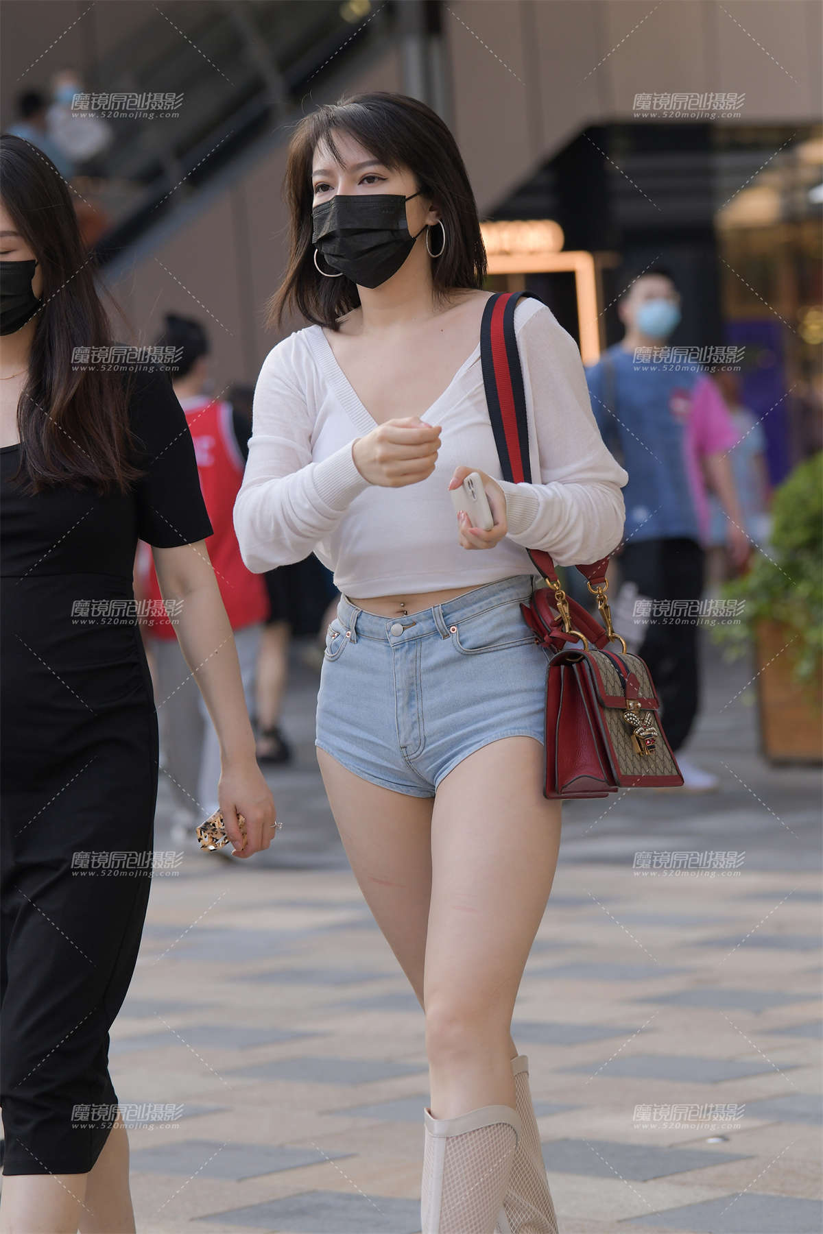 紧身牛仔热裤耳环美女-日更街拍