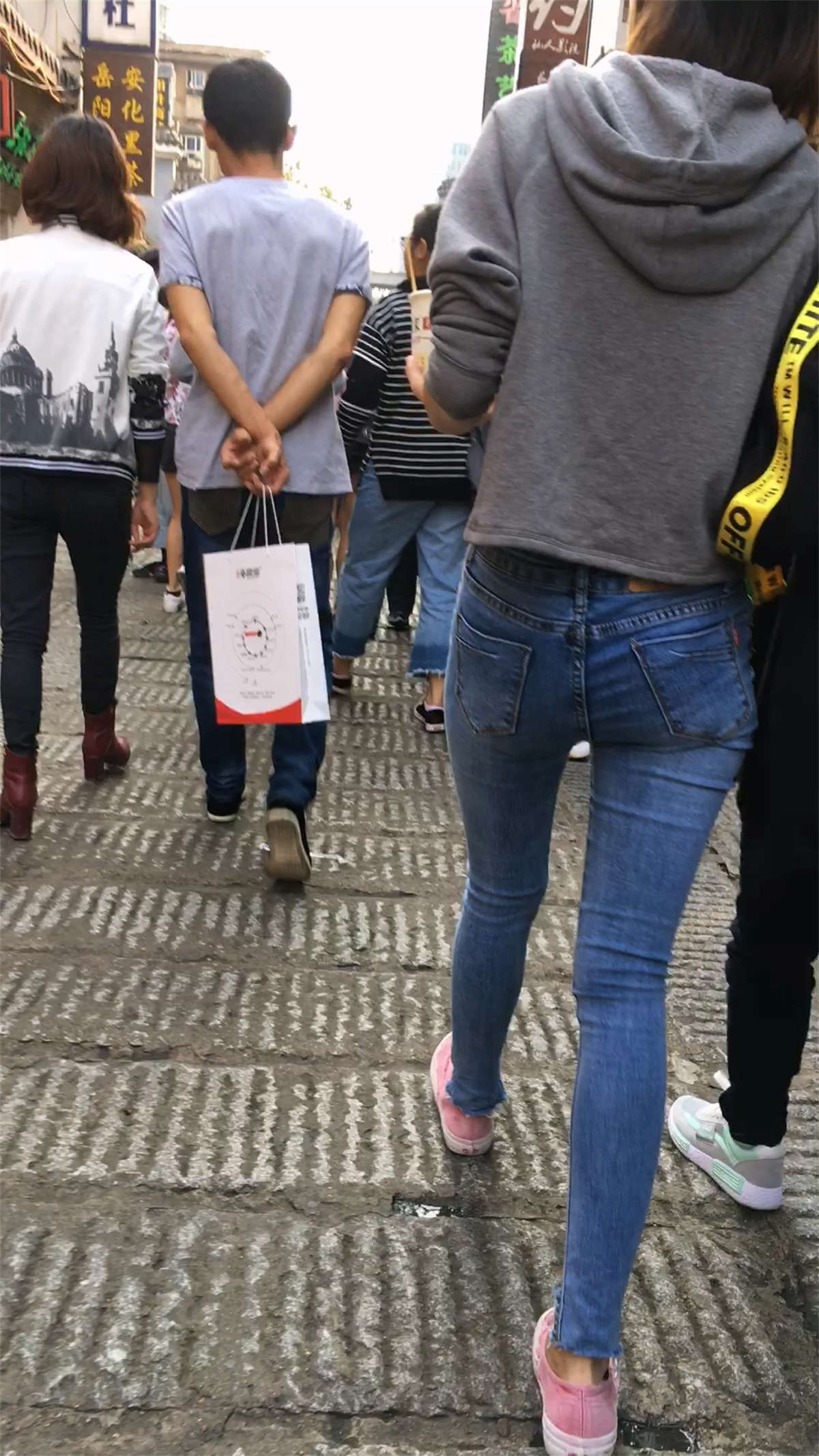 图片[2]-紧身蓝牛苗条细腿美女-日更街拍