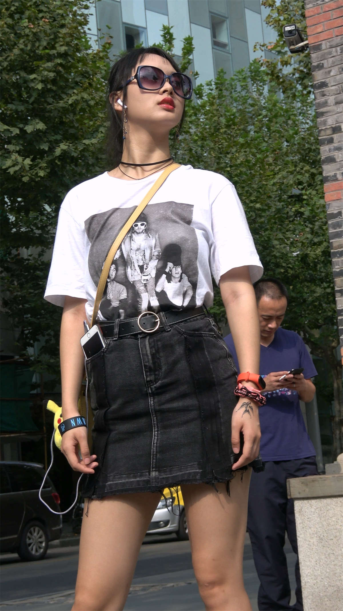 短裙短靴马尾辫小姐姐-日更街拍