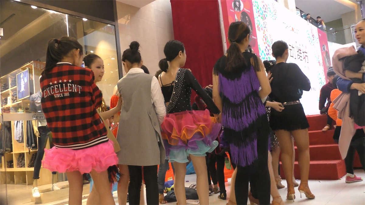 极品豹纹高跟凉鞋美女舞蹈演员-日更街拍