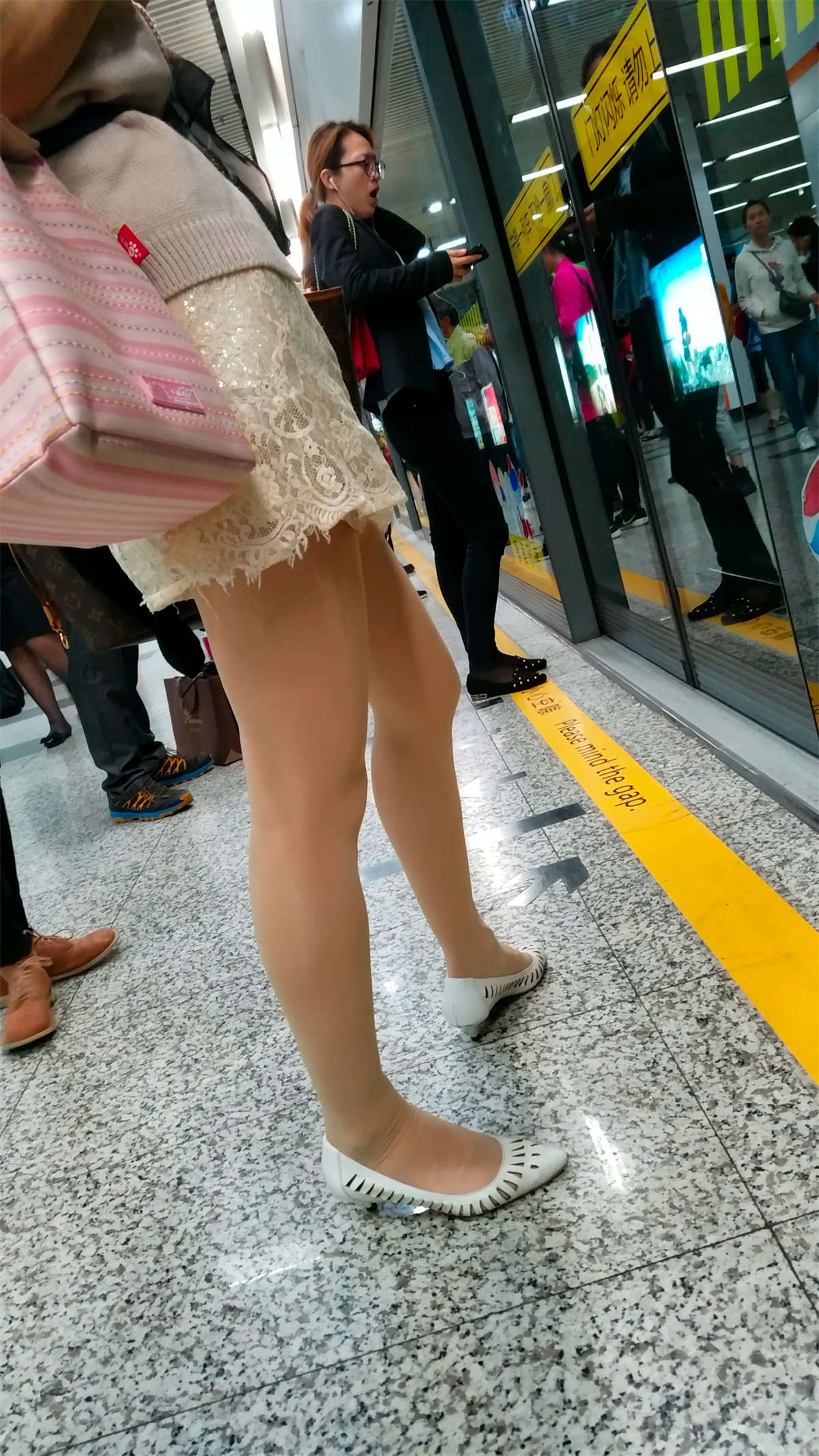 图片[2]-等车的漂亮肉丝美女身材很不错-日更街拍