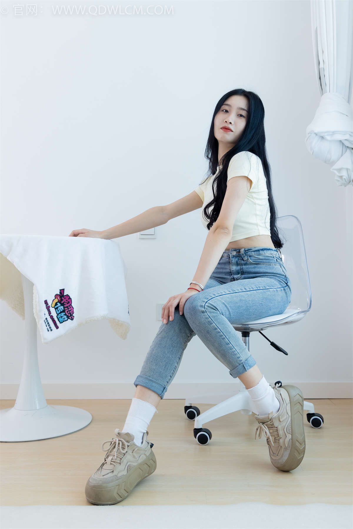 物恋传媒 NO.1783 绒绒-运动鞋、自然穿脏白棉袜（很脏）-日更街拍