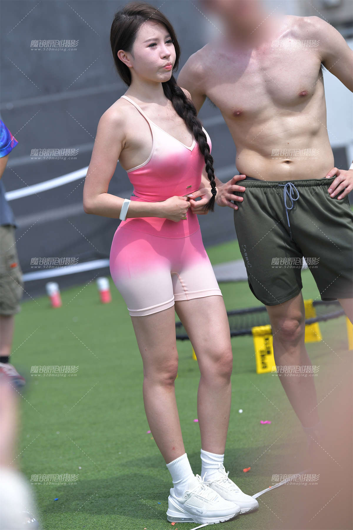 粉色紧身五分裤-日更街拍