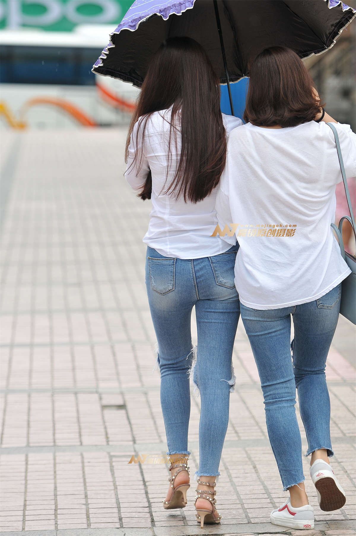 图片[2]-破洞紧身牛仔美女-日更街拍