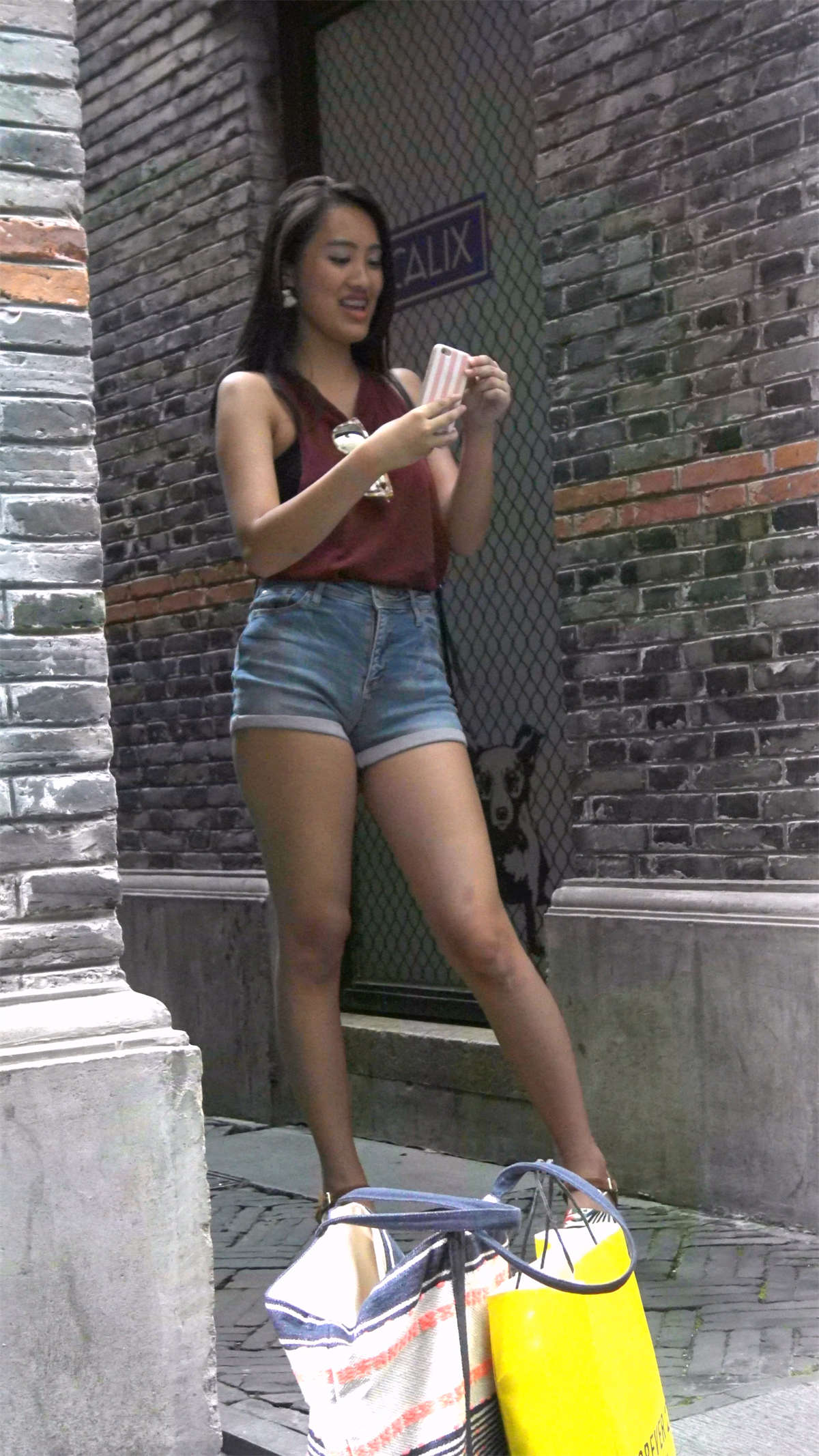 图片[2]-高腰牛仔热裤翘臀背心美女-日更街拍