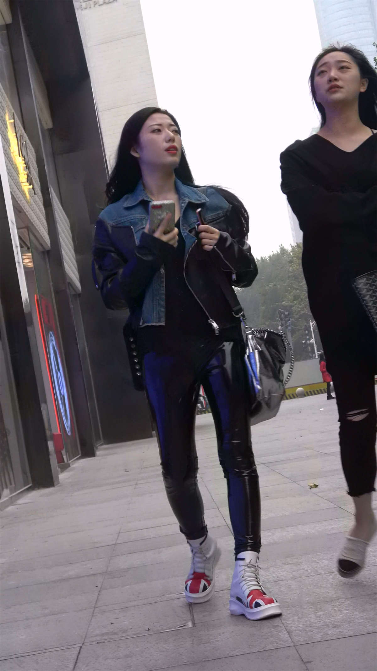 美女的黑色皮裤亮闪闪-日更街拍