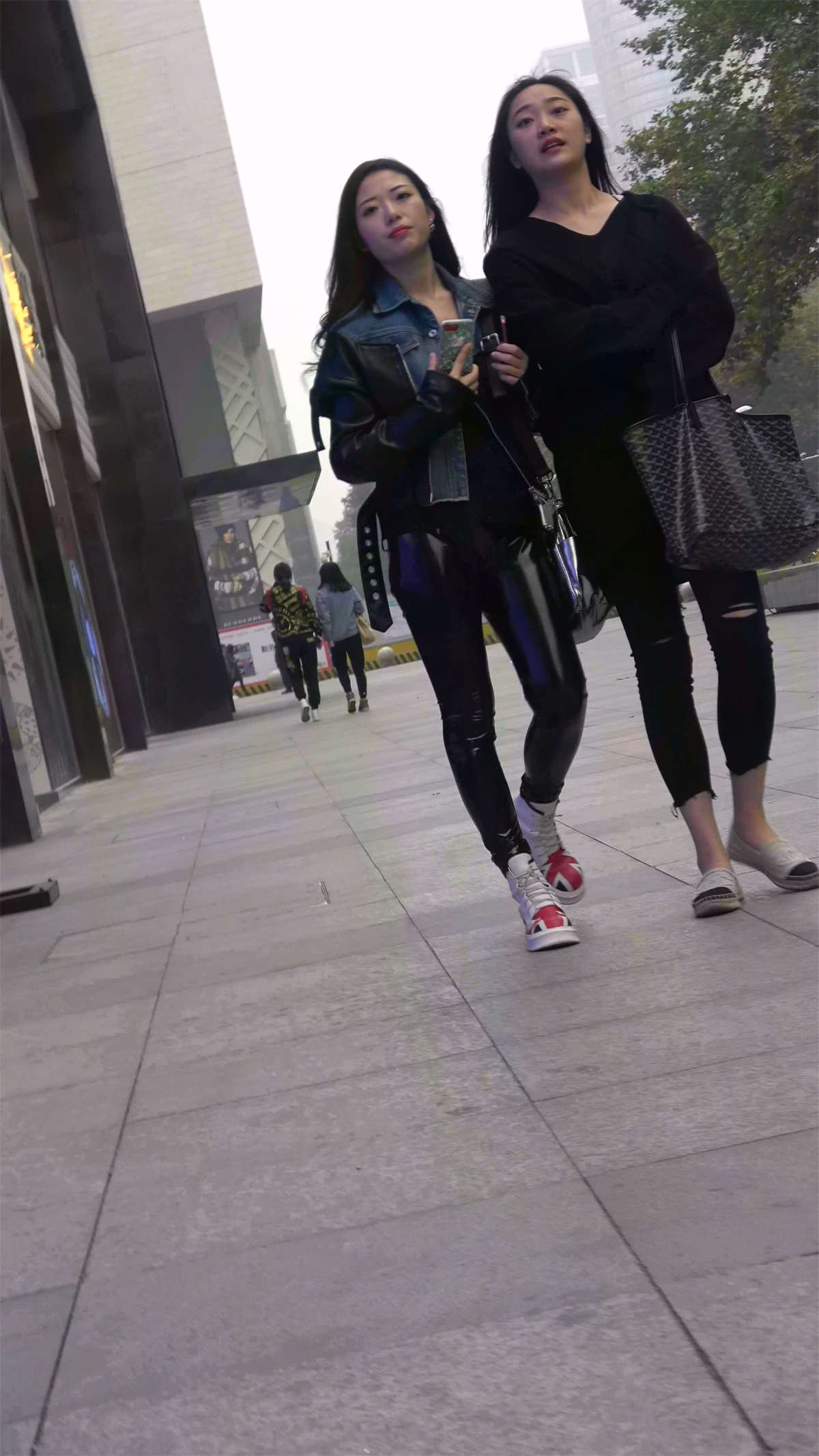 图片[2]-美女的黑色皮裤亮闪闪-日更街拍