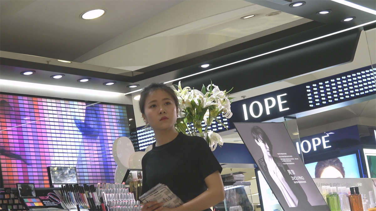 极品高跟鞋丝袜美腿包臀裙化妆品销售-日更街拍