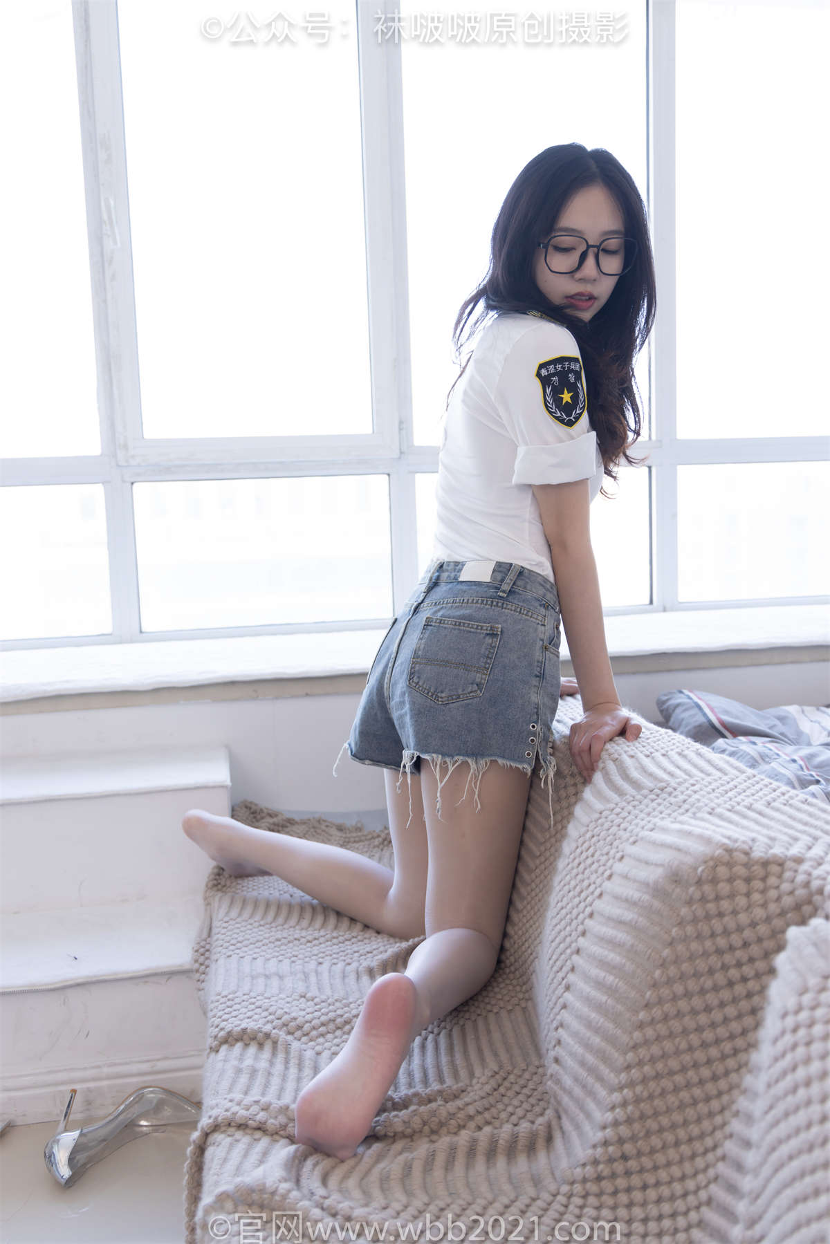 袜啵啵 No.433 小甜豆-透明高跟、白丝、穿鞋往鞋里倒酸奶剧情 剧情版-日更街拍