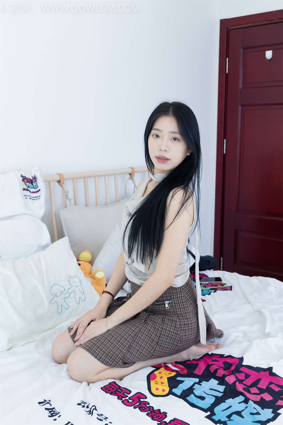 物恋传媒 NO.1784 小谷-皮鞋、白冰丝袜、裸足-日更街拍