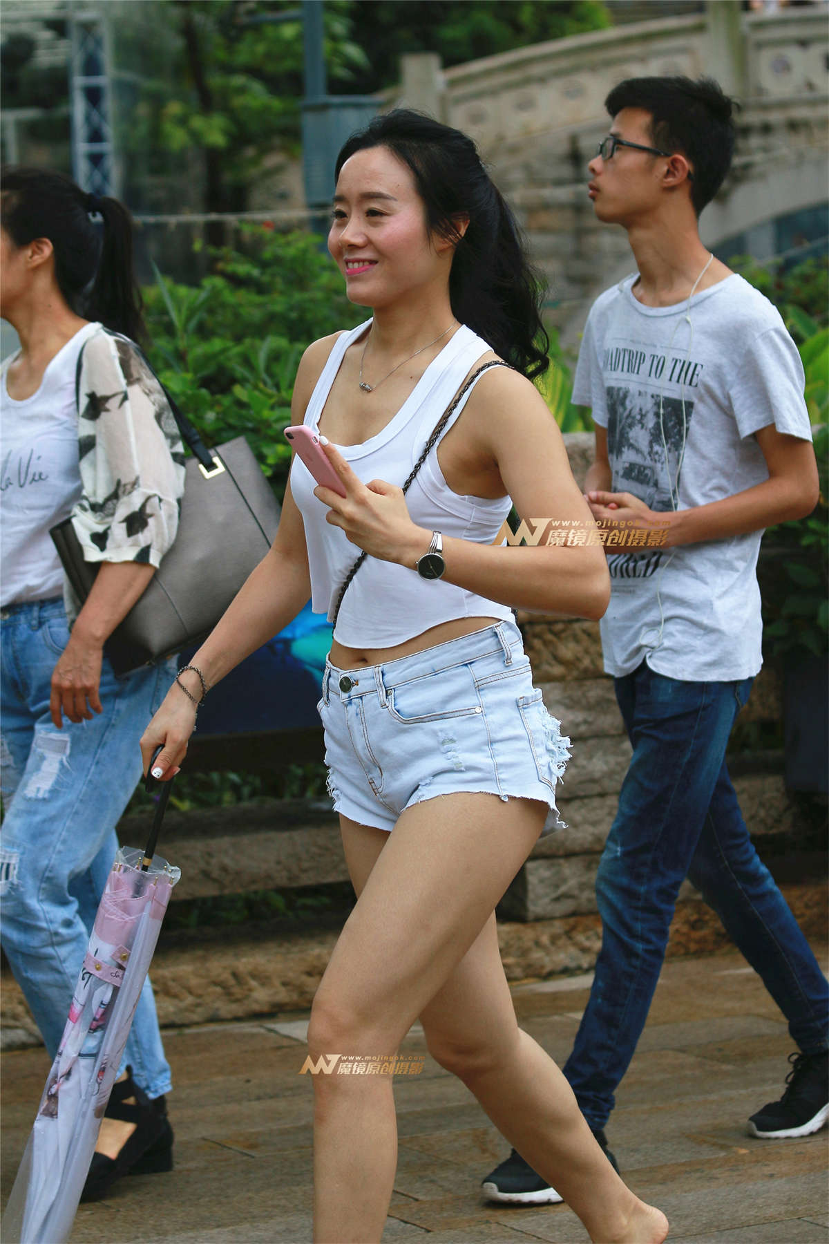 专注拍照的吊带热裤少妇-日更街拍