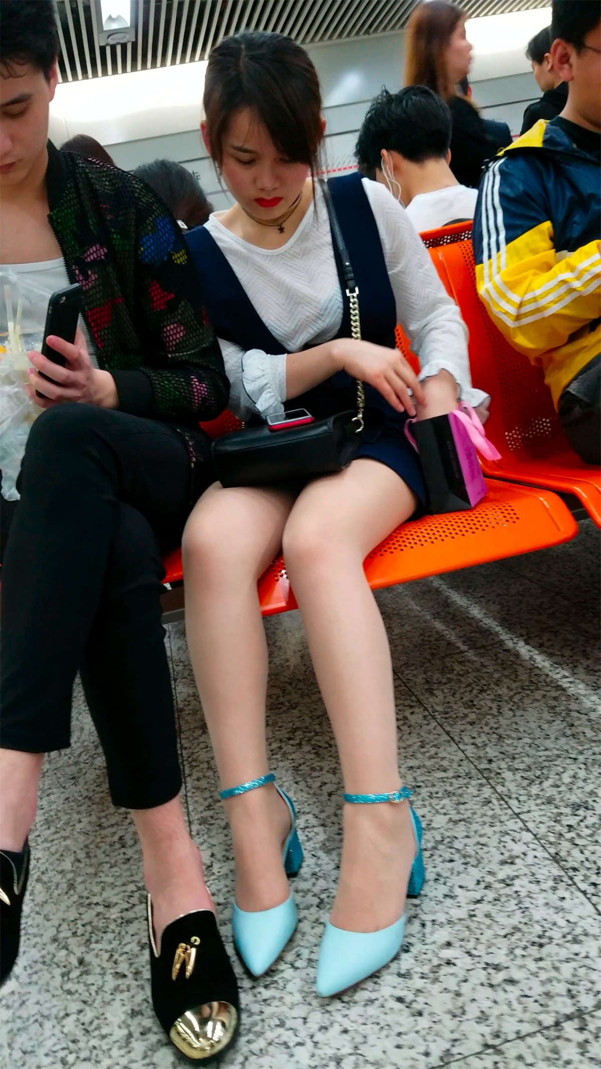 图片[2]-火车站候车的黄色肉丝美女-日更街拍