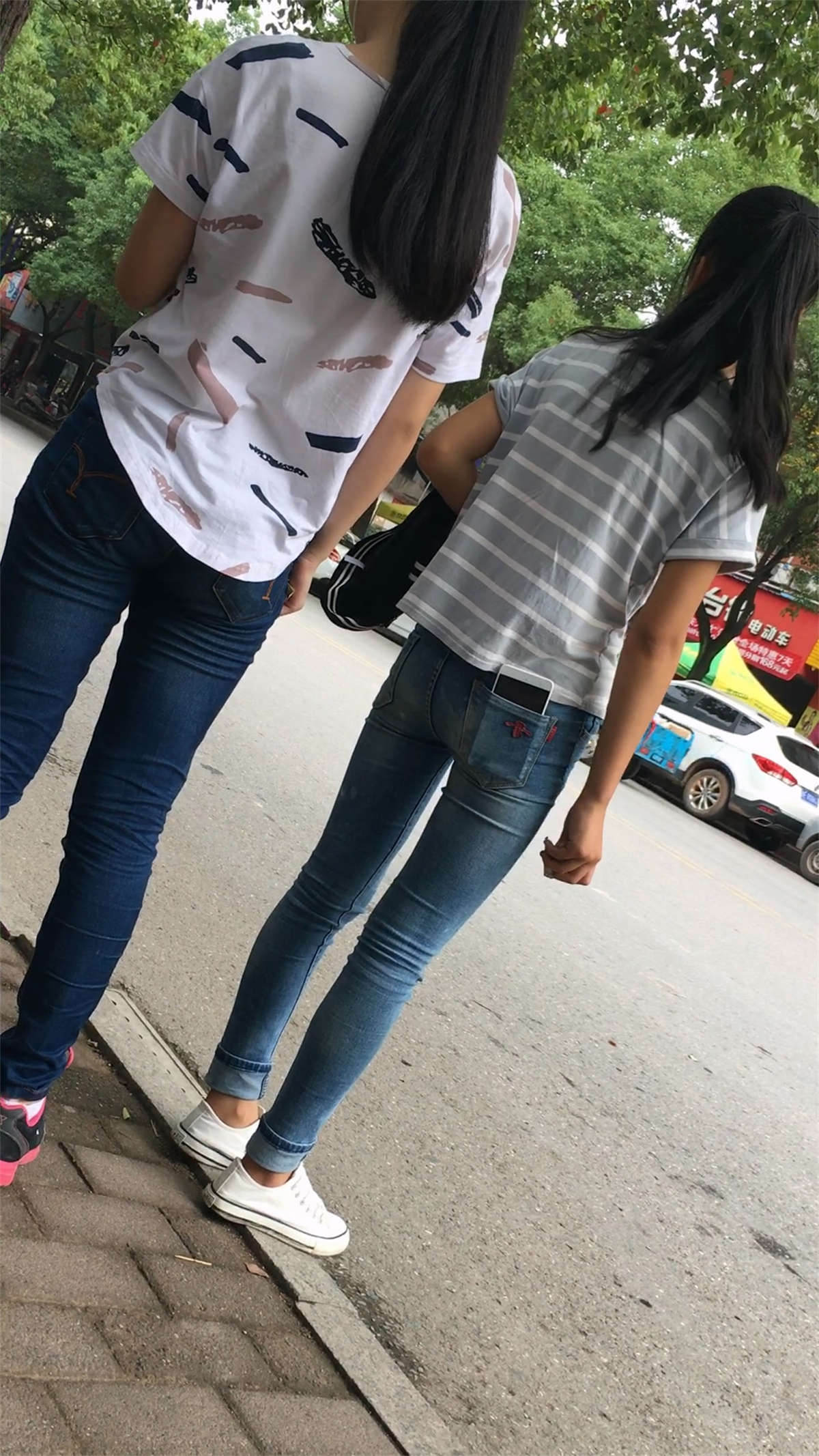 等公交车的紧身蓝牛清纯学生妹-日更街拍