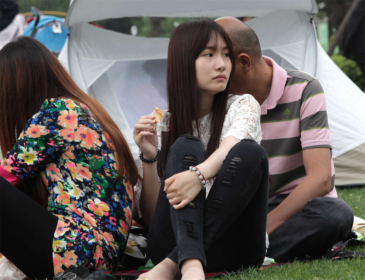 图片[2]-踏青公园街拍系列No.135 长发清纯美少女的一双大白脚-日更街拍