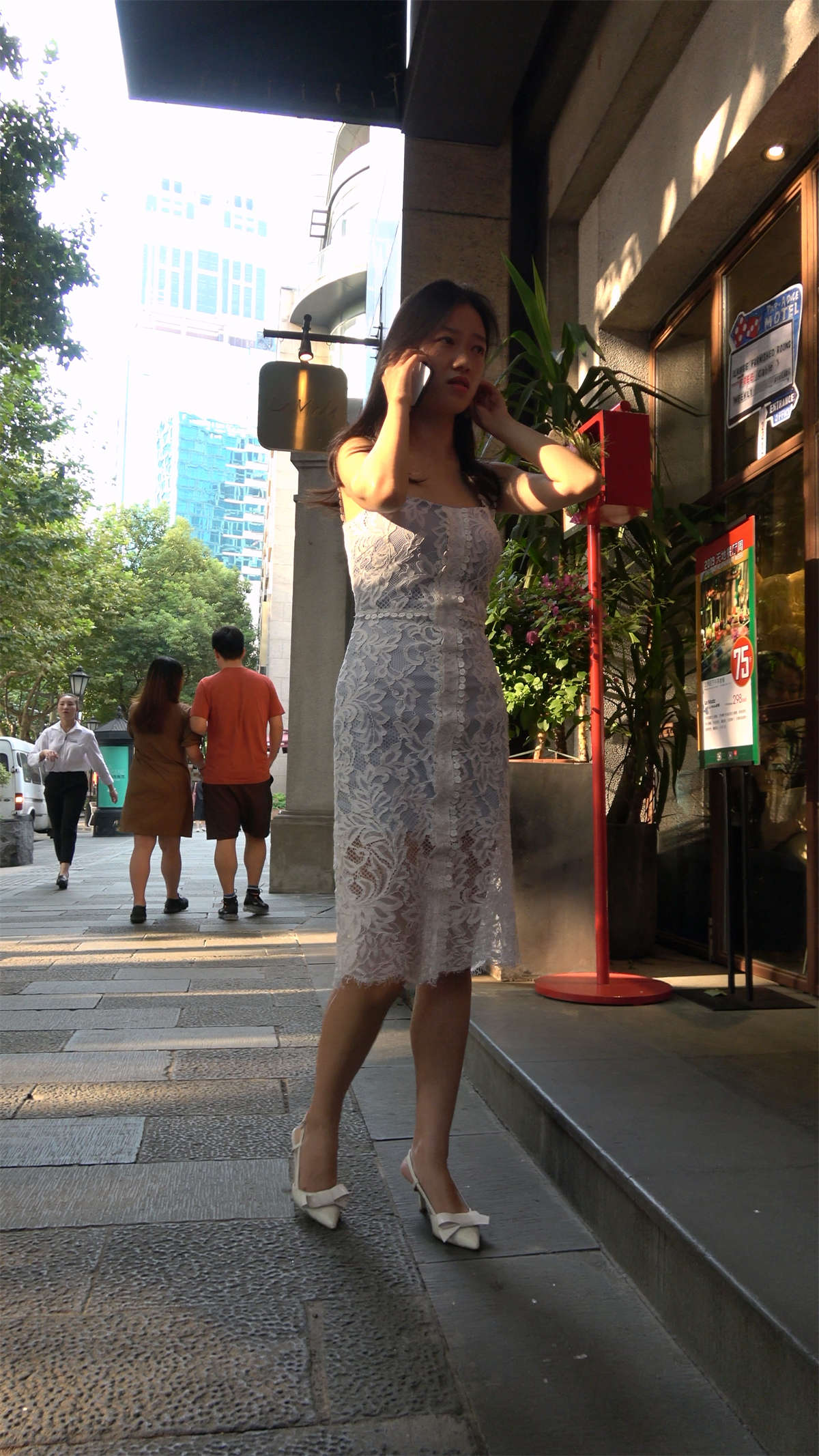 图片[2]-接电话的燕尾裙高跟美女-日更街拍