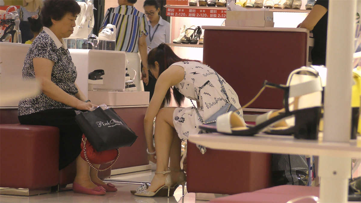 图片[2]-认真试鞋子的高跟美脚女孩-日更街拍