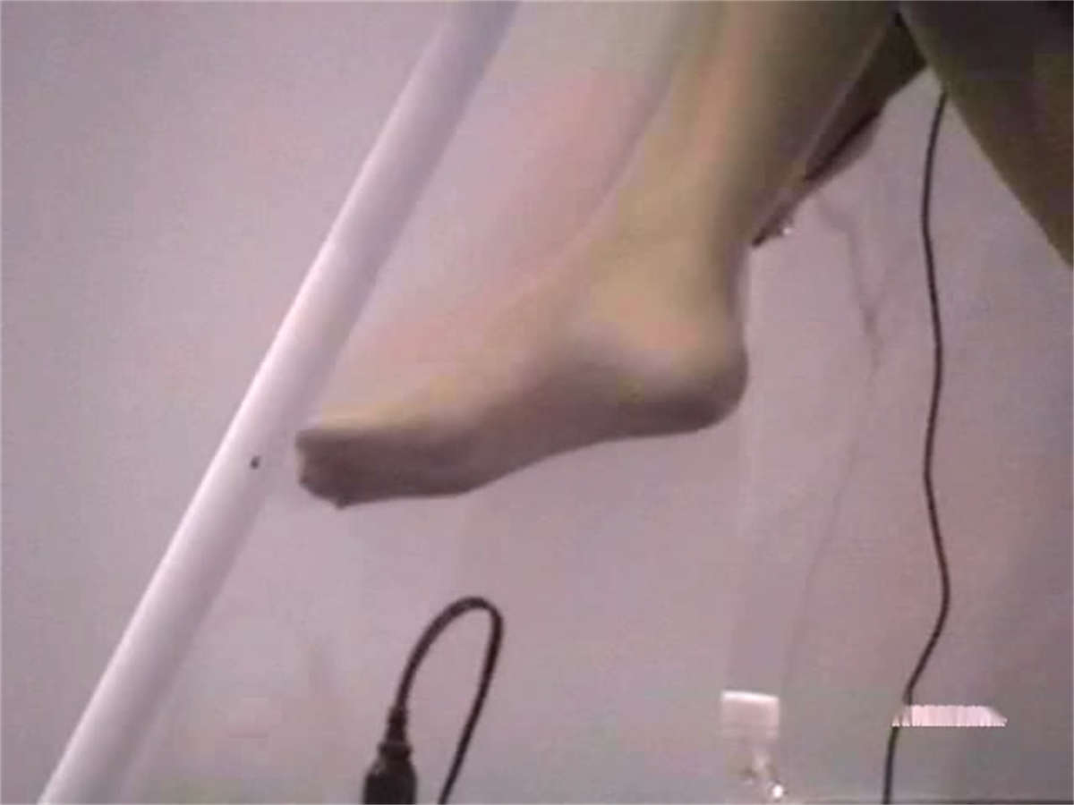 图片[2]-黑上衣妹妹的丝袜脚-日更街拍