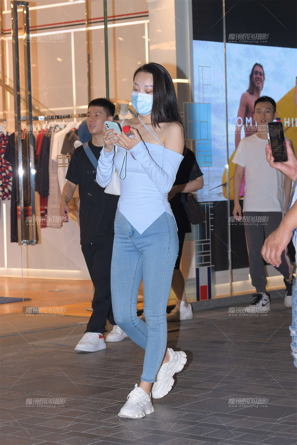 蓝色牛仔裤美女-日更街拍