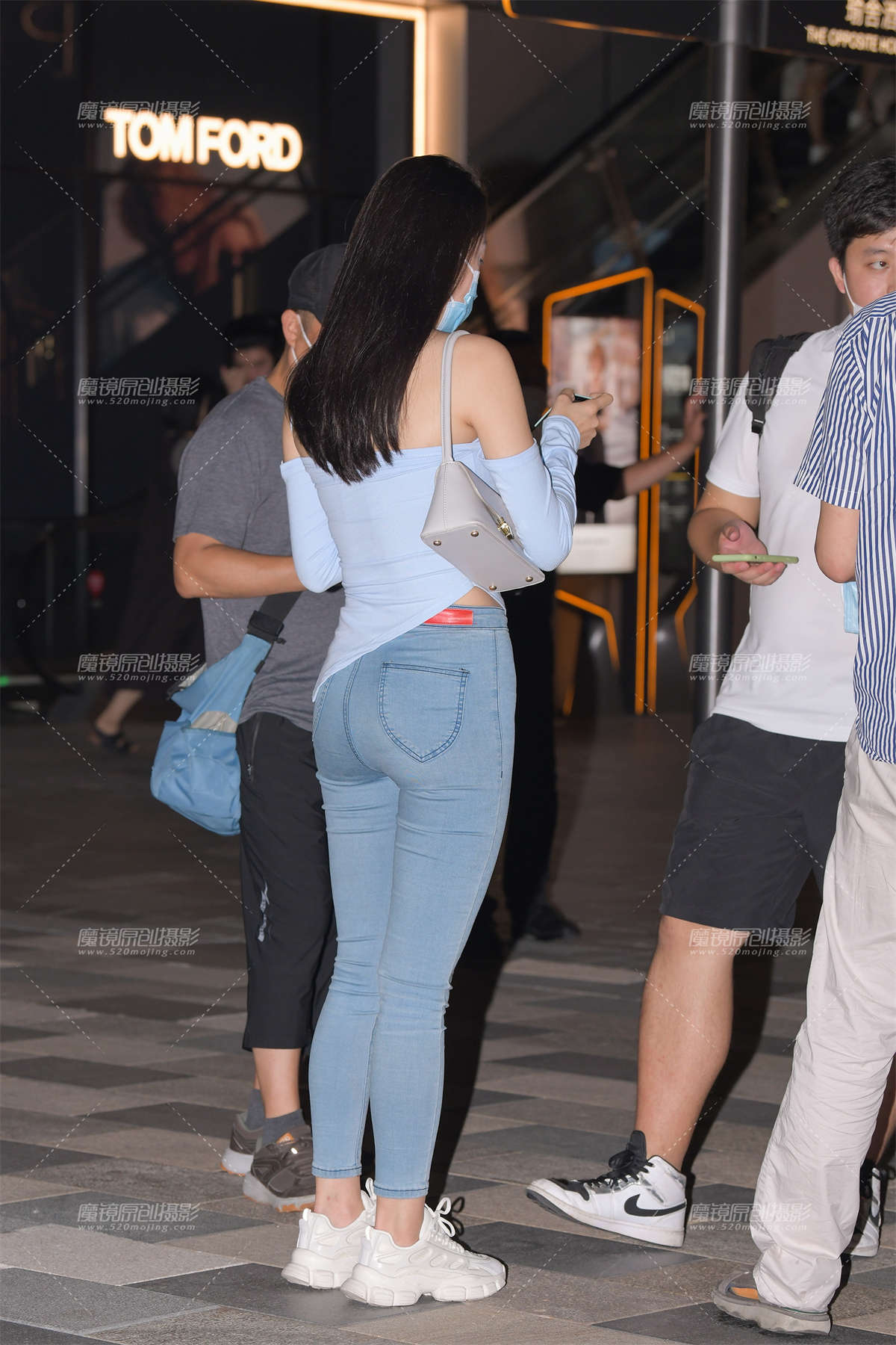 图片[2]-蓝色牛仔裤美女-日更街拍