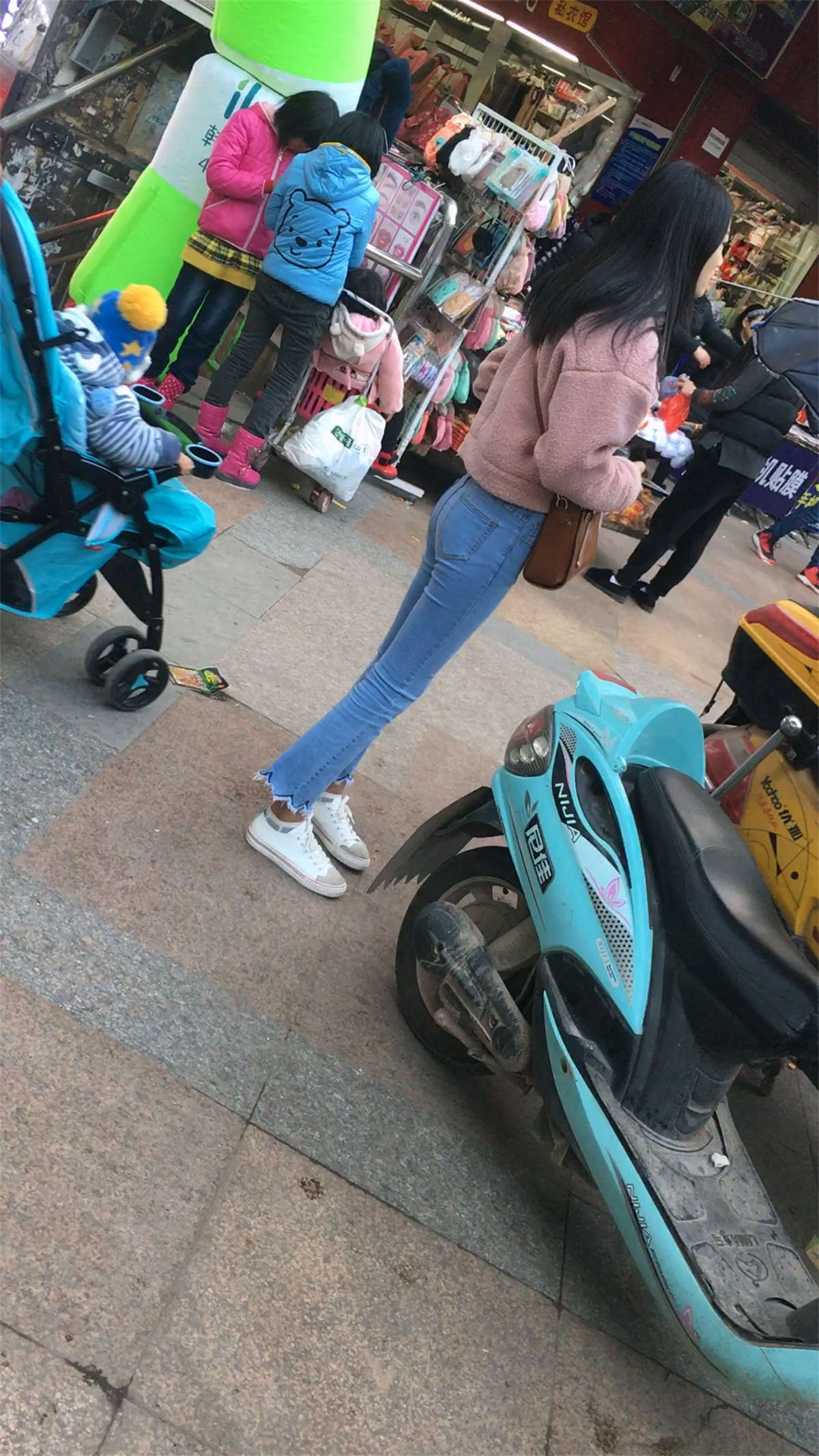 图片[2]-紧身蓝牛少女-日更街拍