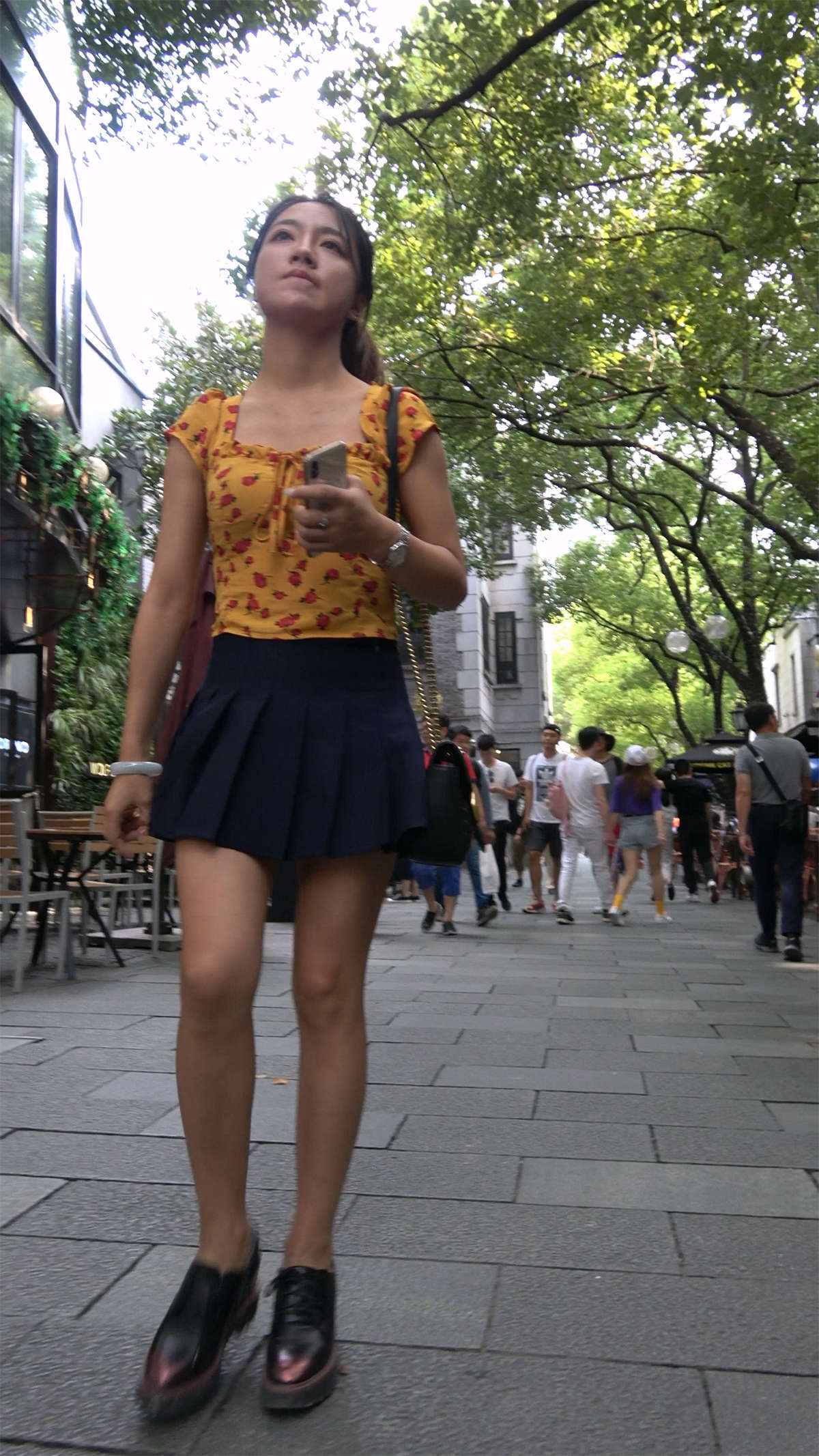 图片[2]-两位短裙姐妹的下午茶时间-日更街拍