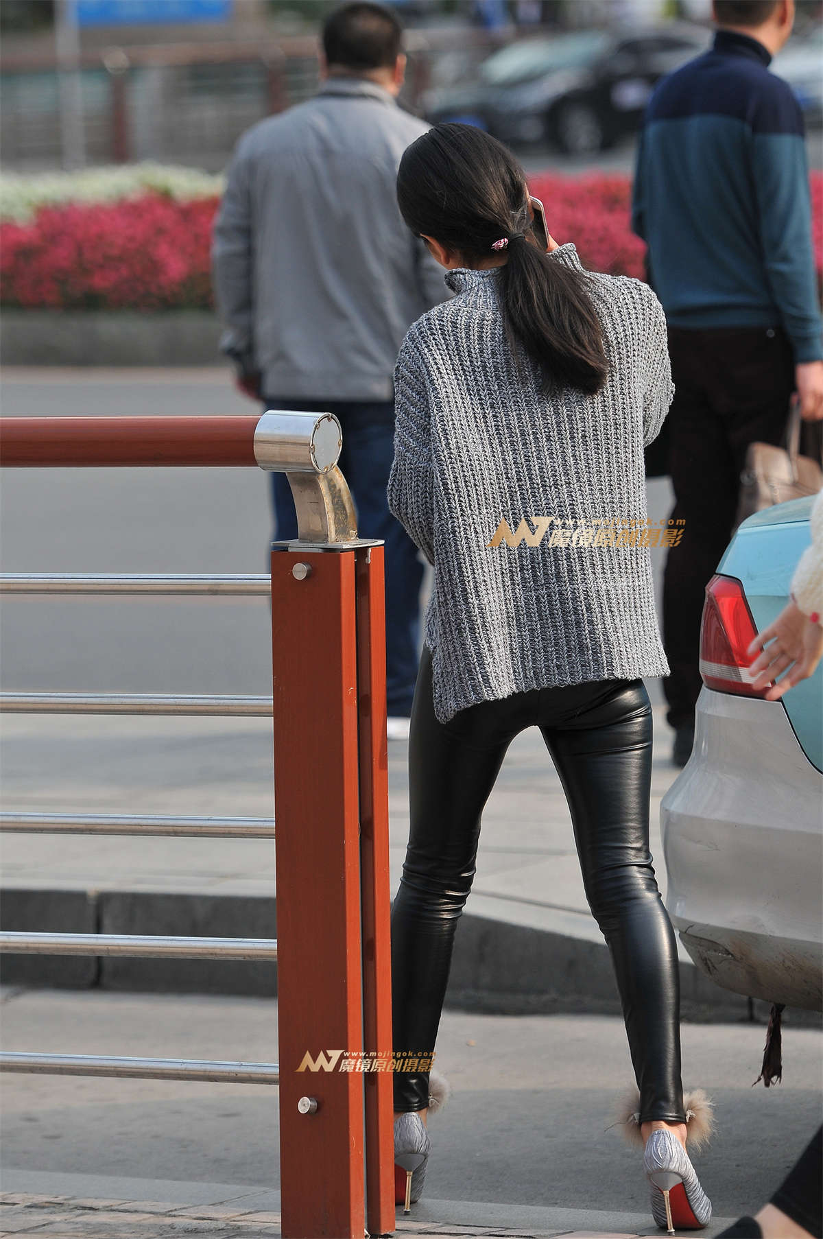 图片[2]-黑色紧身皮裤 尖高跟-日更街拍