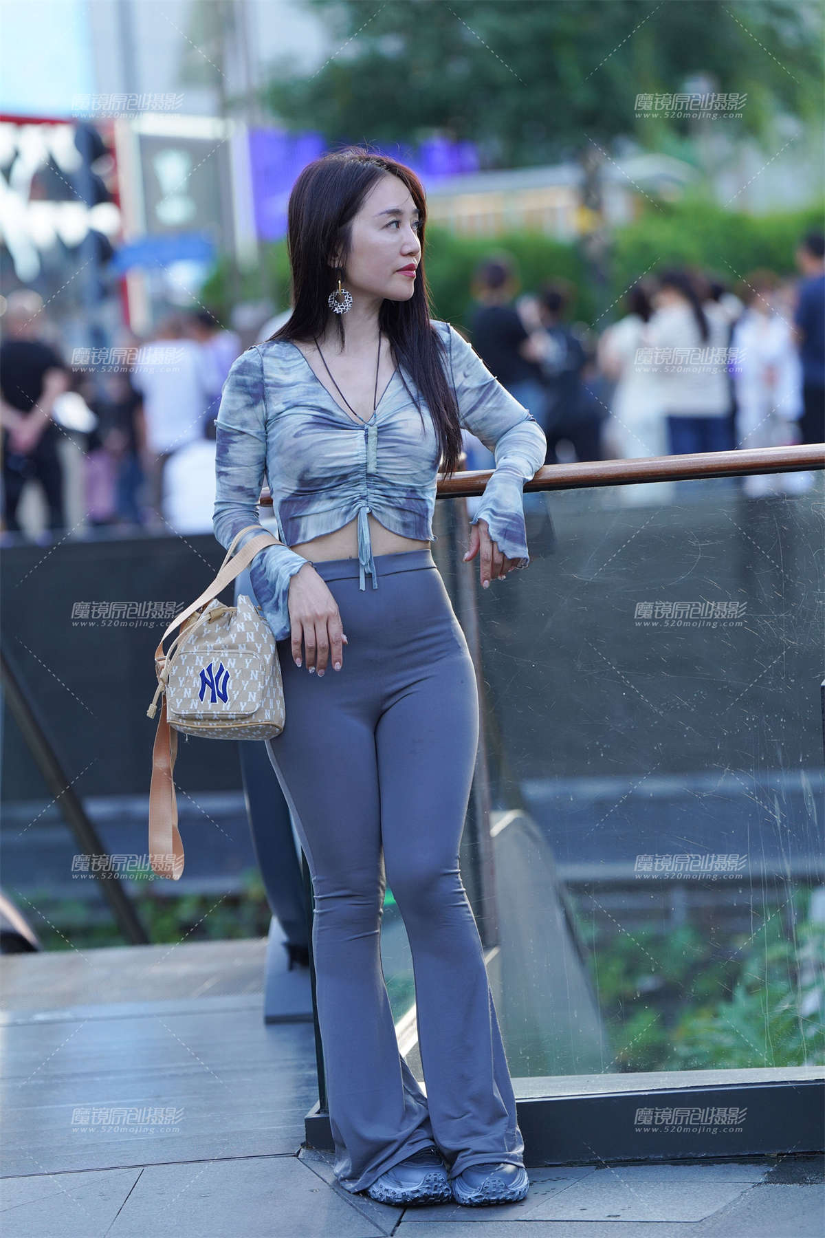 紧身裤翘臀-日更街拍