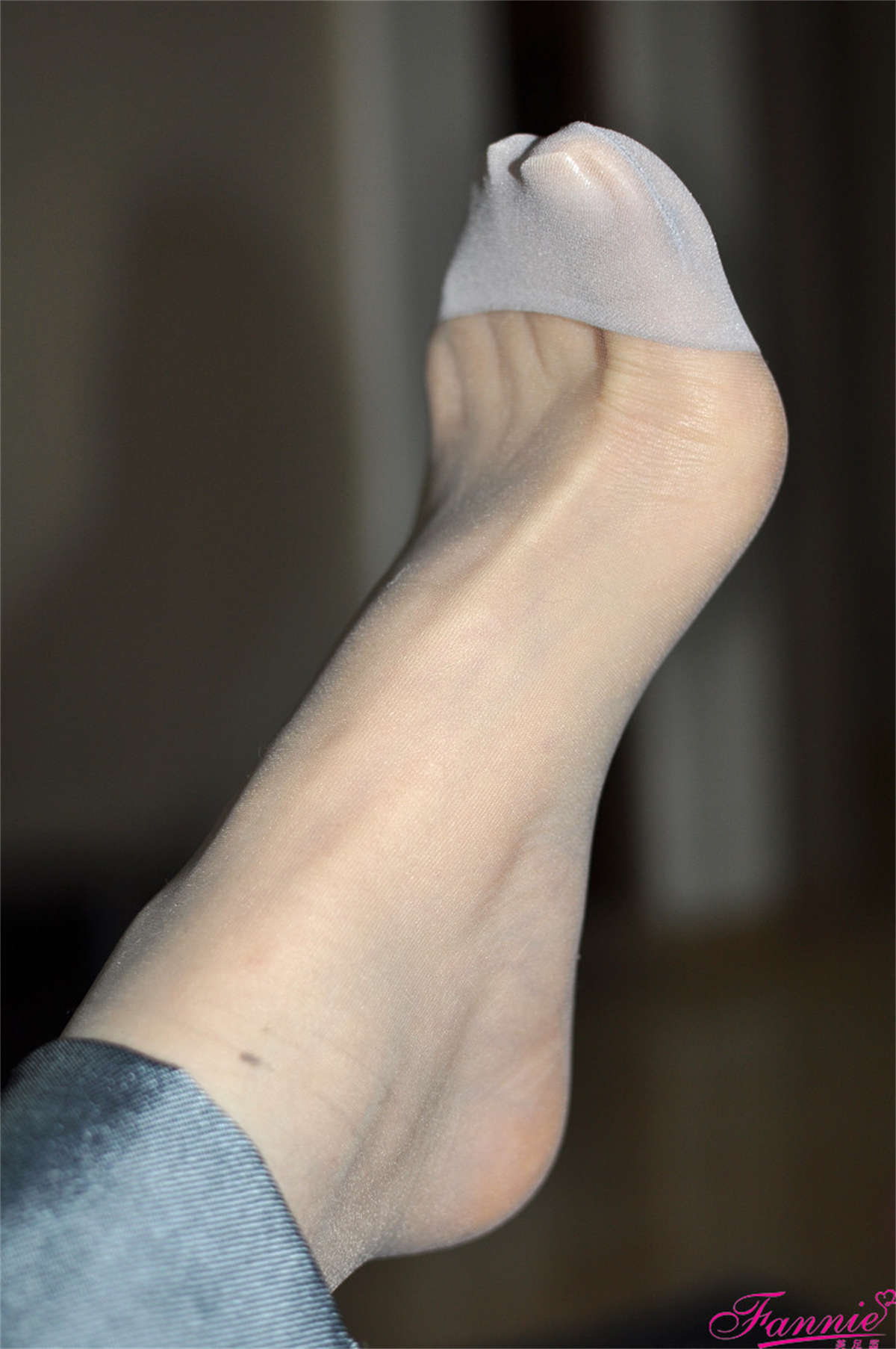 图片[2]-Fannie芬妮美足园NO.127 随拍灰丝特写-日更街拍