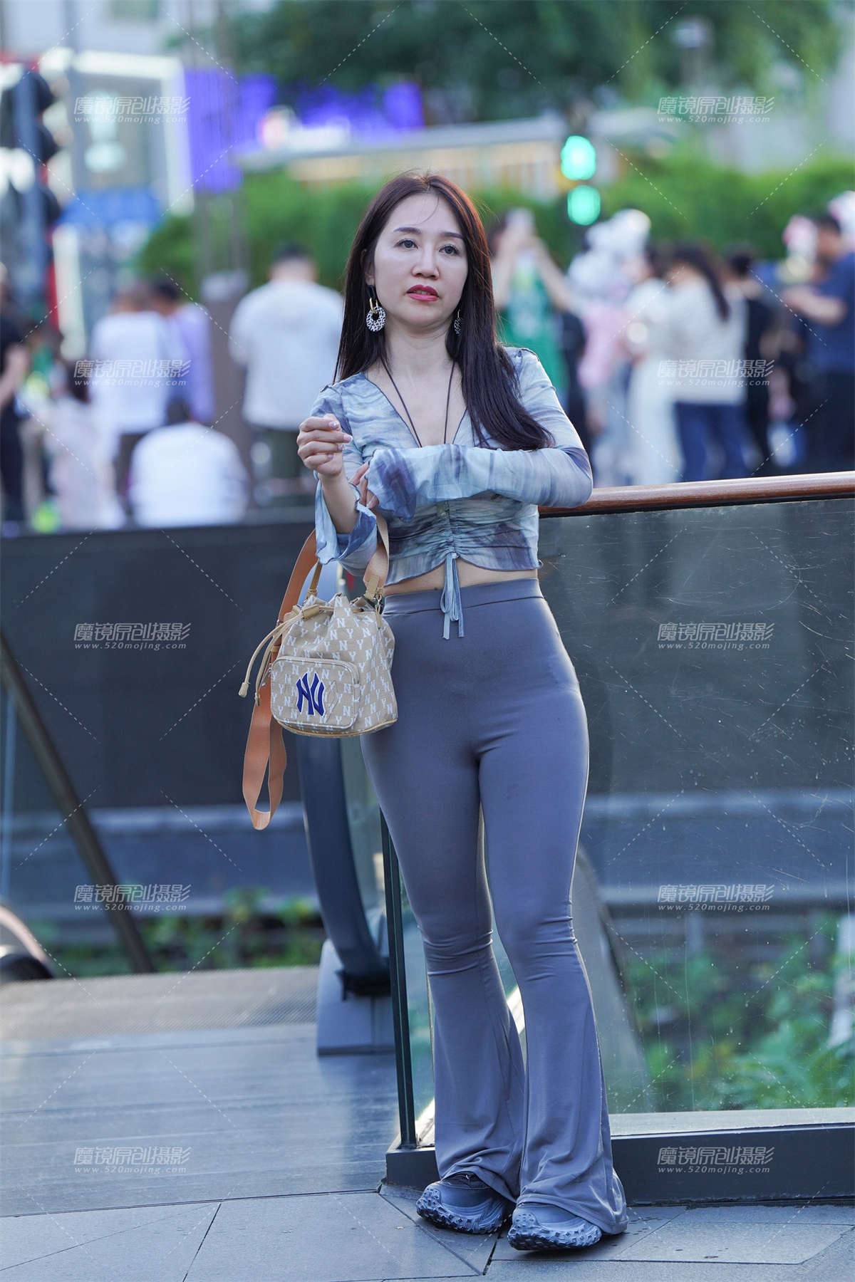 图片[2]-紧身裤翘臀-日更街拍