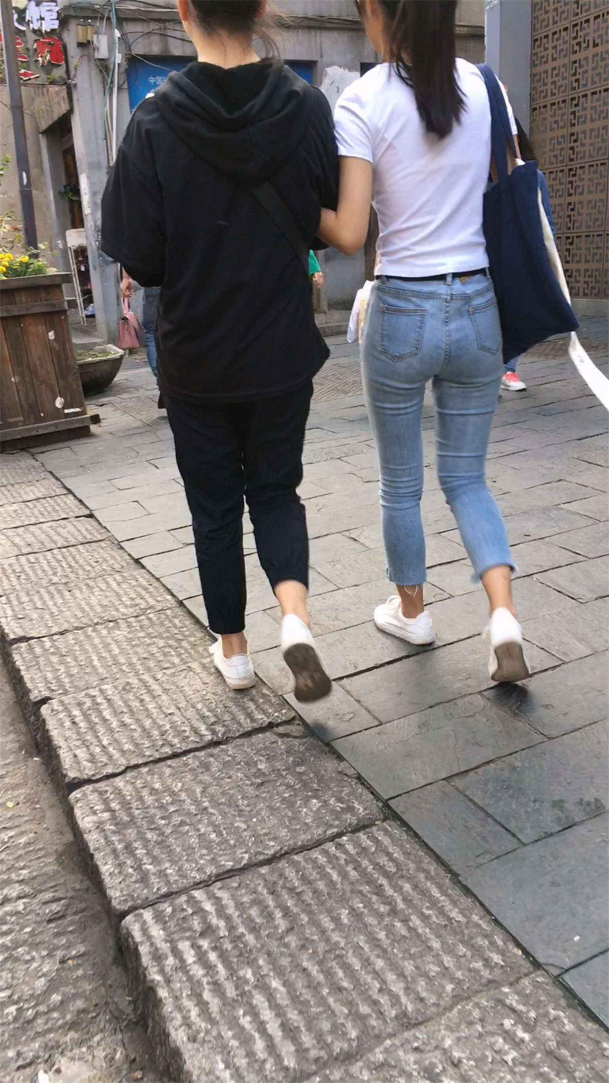 马尾辫白T恤紧身蓝牛-日更街拍