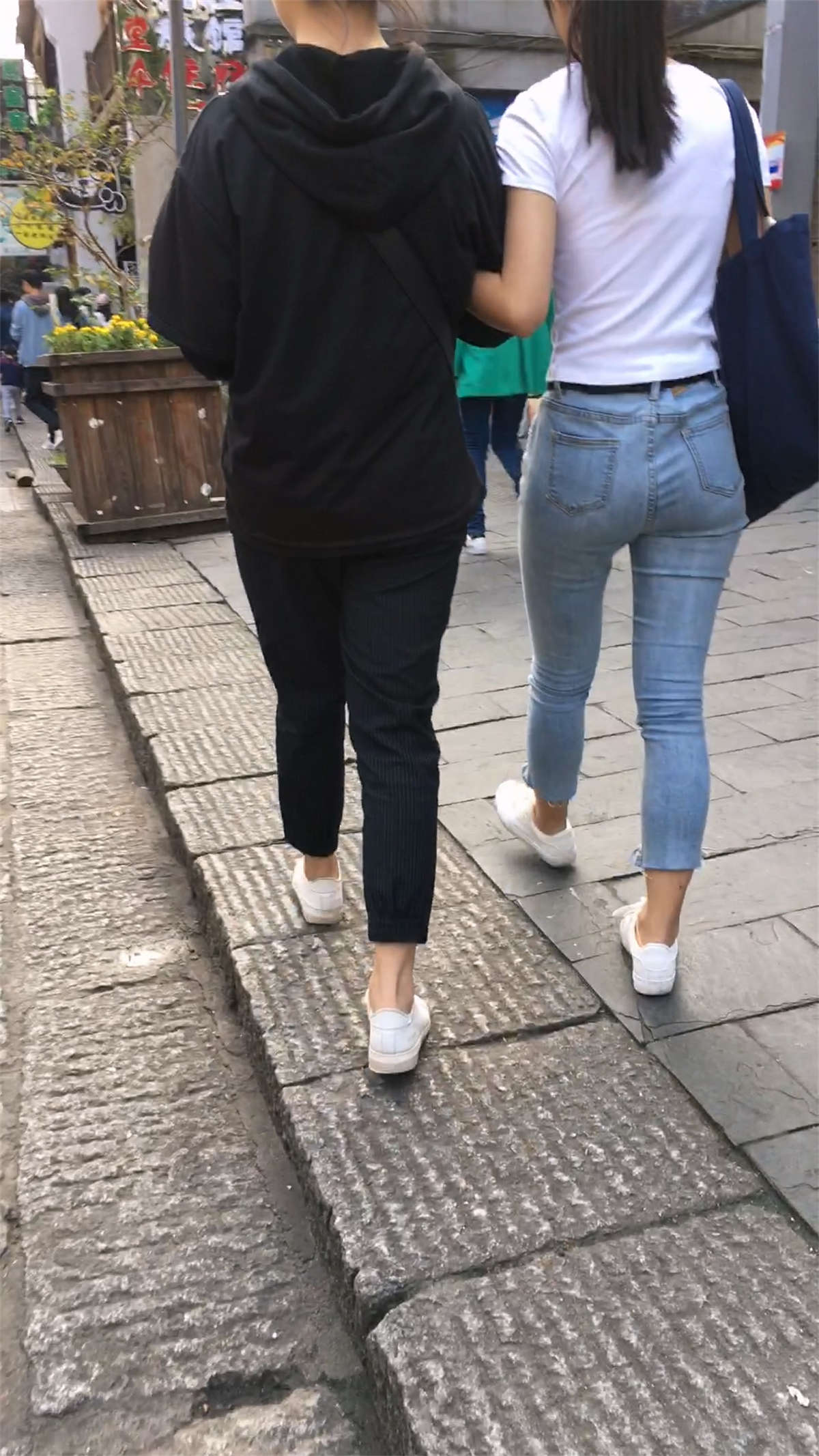 图片[2]-马尾辫白T恤紧身蓝牛-日更街拍