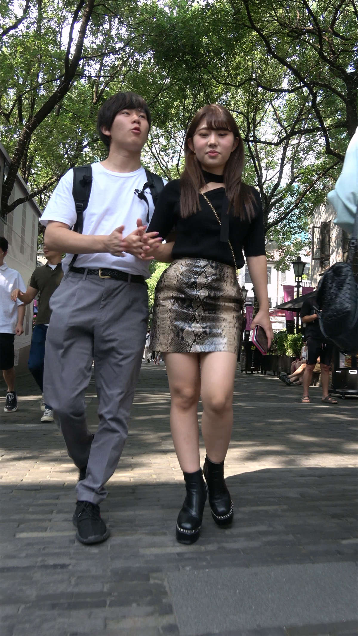 蟒蛇纹短裙美眉-日更街拍