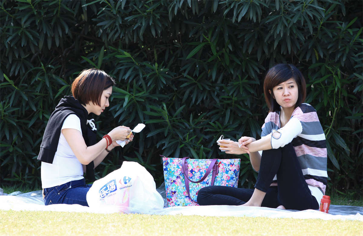 图片[2]-踏青公园街拍系列No.137 一对闺密，两双好脚，还有薄丝可看-日更街拍