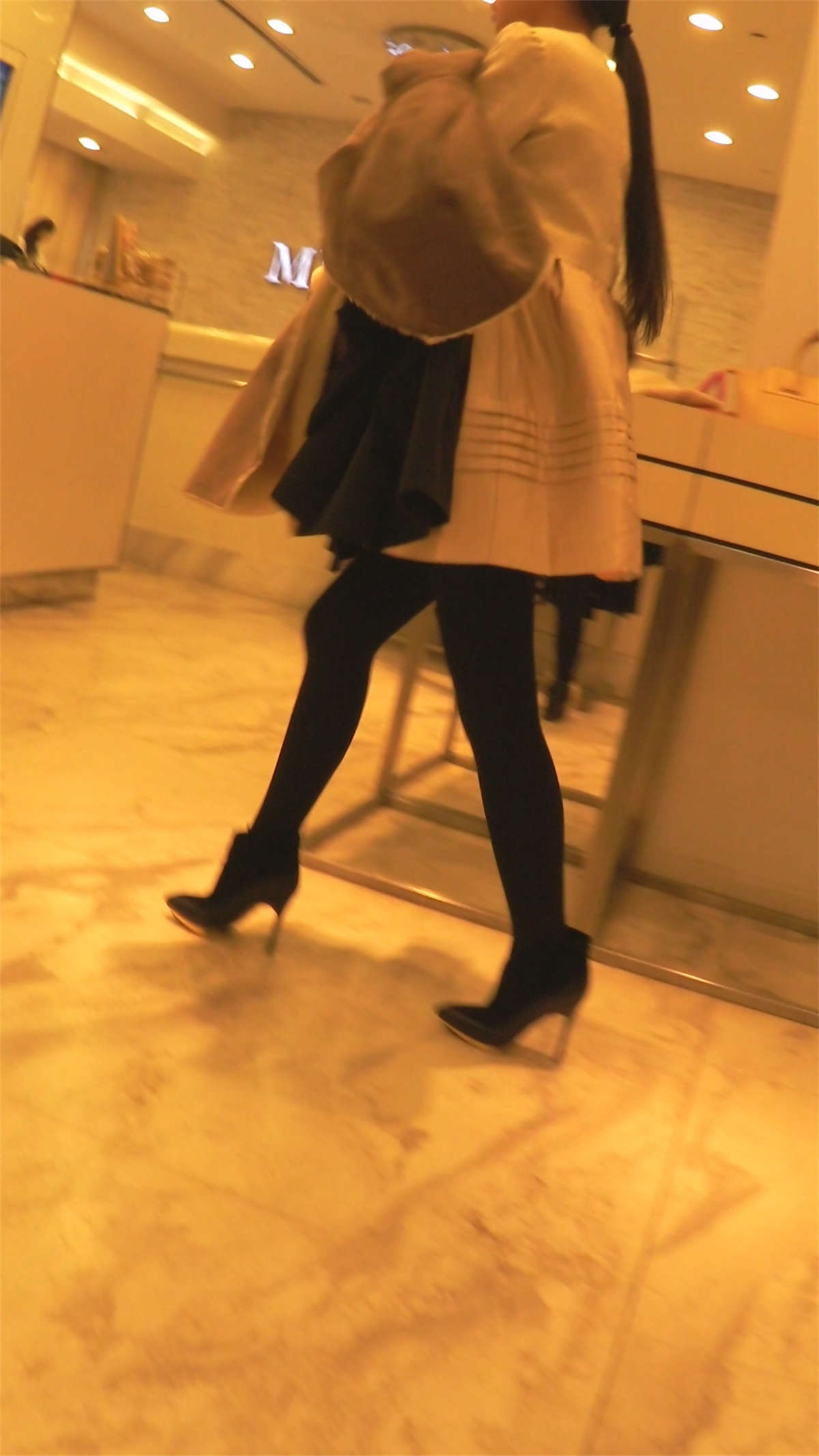 极品高跟美女服装店多次换装-日更街拍