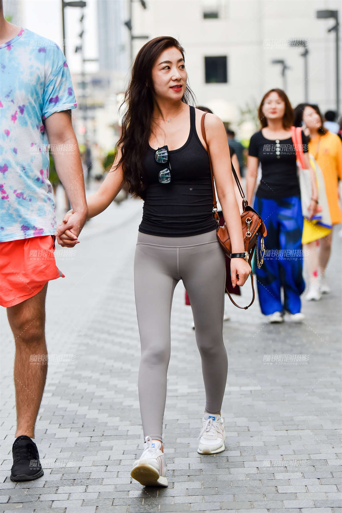 夜幕下的灰色紧身瑜珈裤-日更街拍