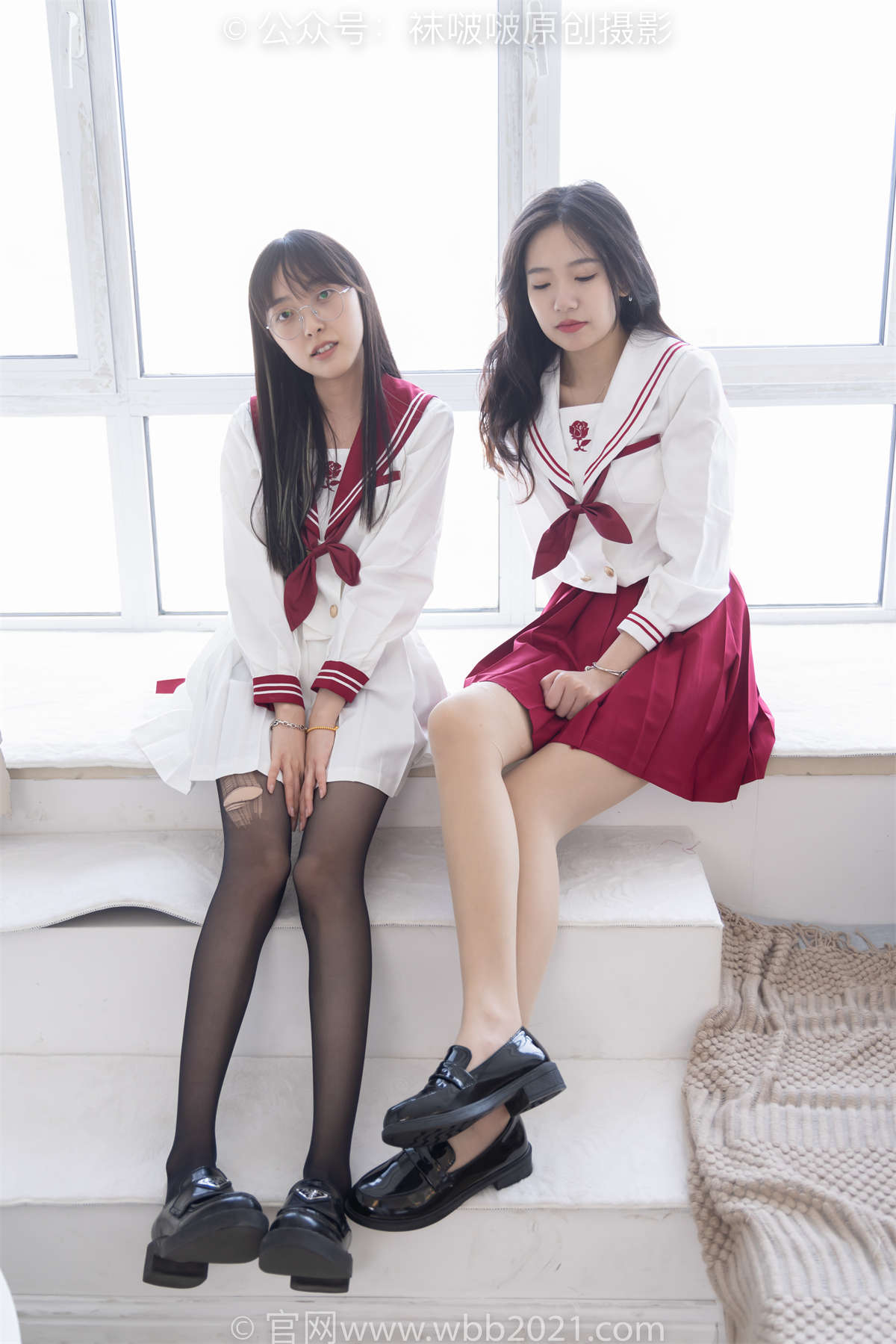 袜啵啵 No.302 小甜豆稚予-三双皮鞋、板鞋、黑丝（脚尖加固款）、两双肉丝（脚尖加固款）、裤里丝 花絮版-日更街拍