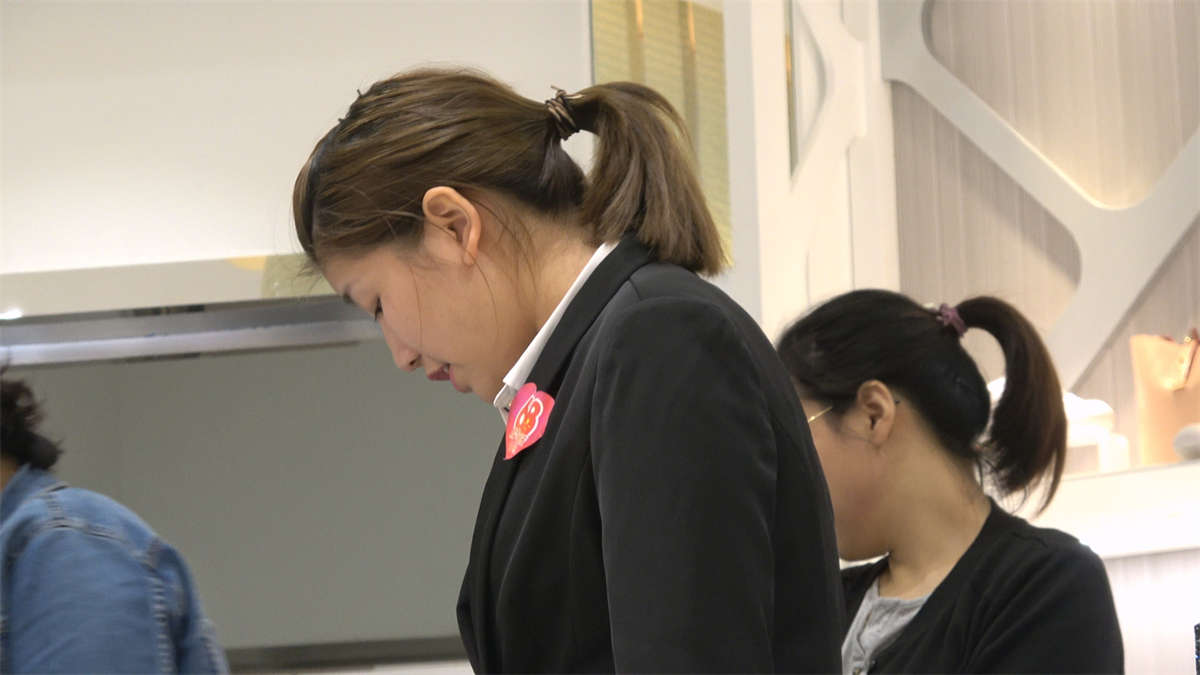 图片[2]-试鞋子的高跟鞋晾脚-日更街拍