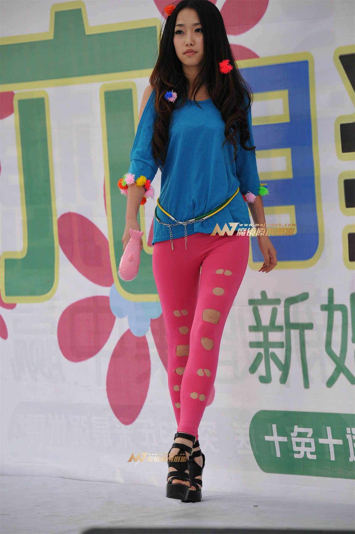 性感粉色紧身裤-日更街拍