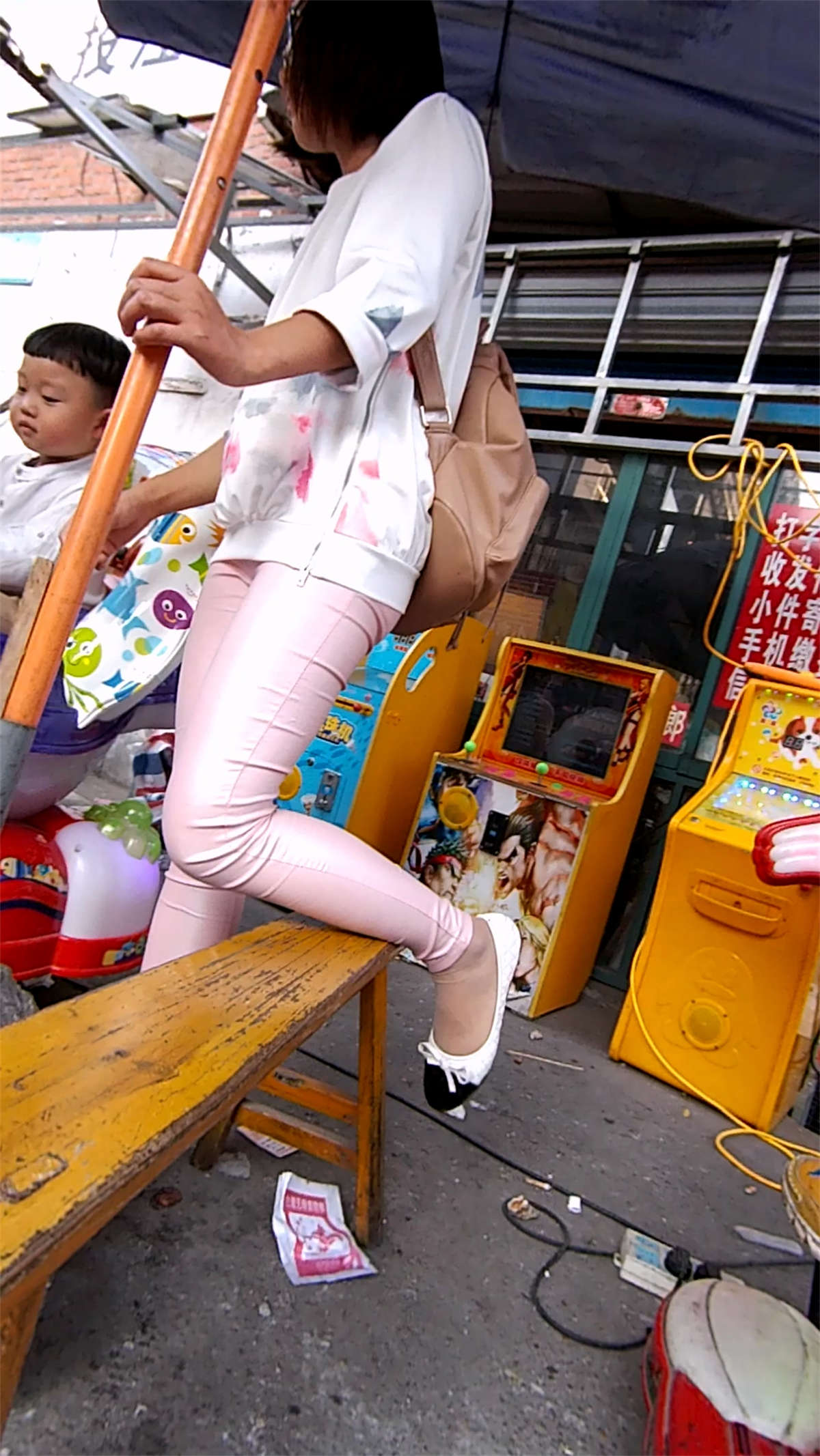 图片[2]-细腿粉色紧身裤美眉-日更街拍