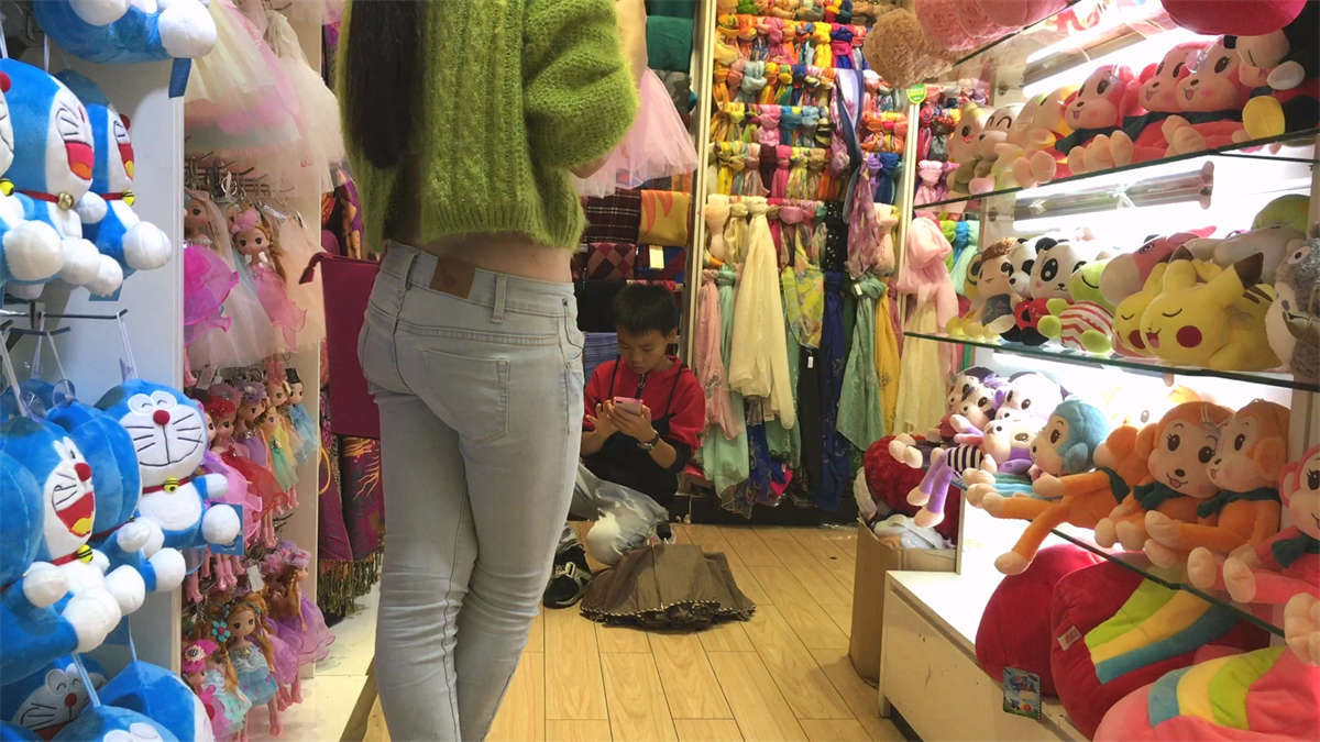 玩具店紧牛美女-日更街拍