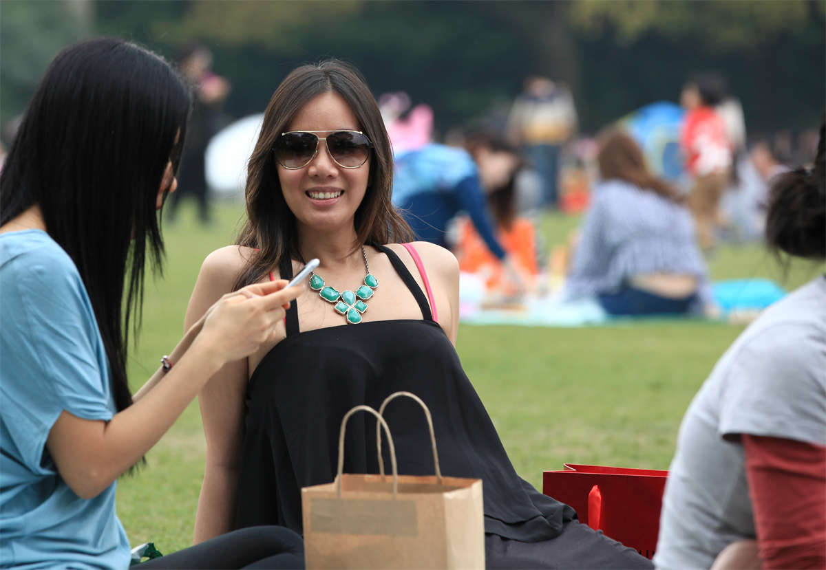 图片[2]-踏青公园街拍系列No.138 草坪PARTY，美女扎堆，选个回头率最高的进行击破-日更街拍