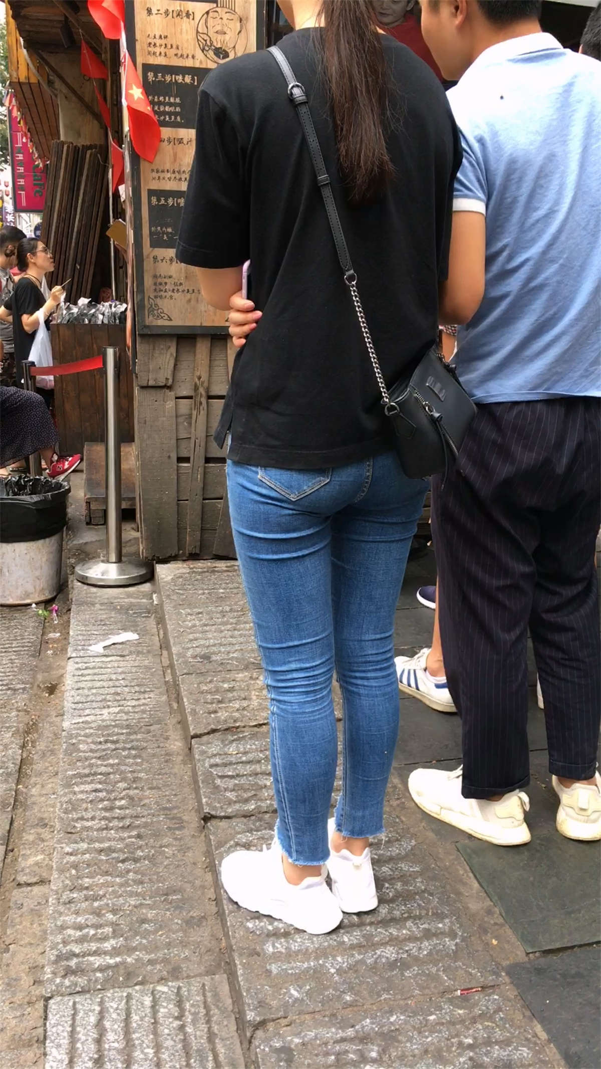 圆臀蓝色牛仔裤黑T恤学妹-日更街拍