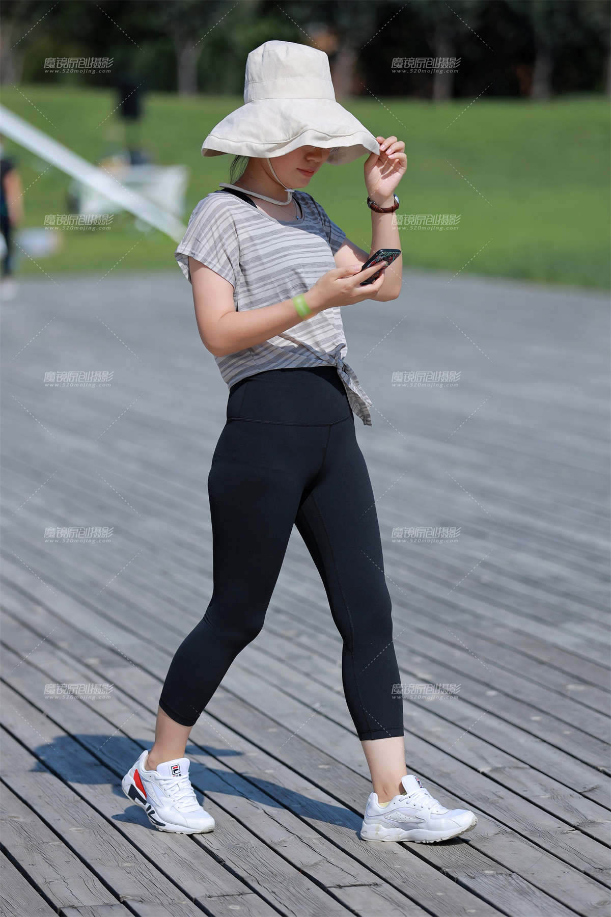 ★课间休息紧身瑜伽裤美女-日更街拍