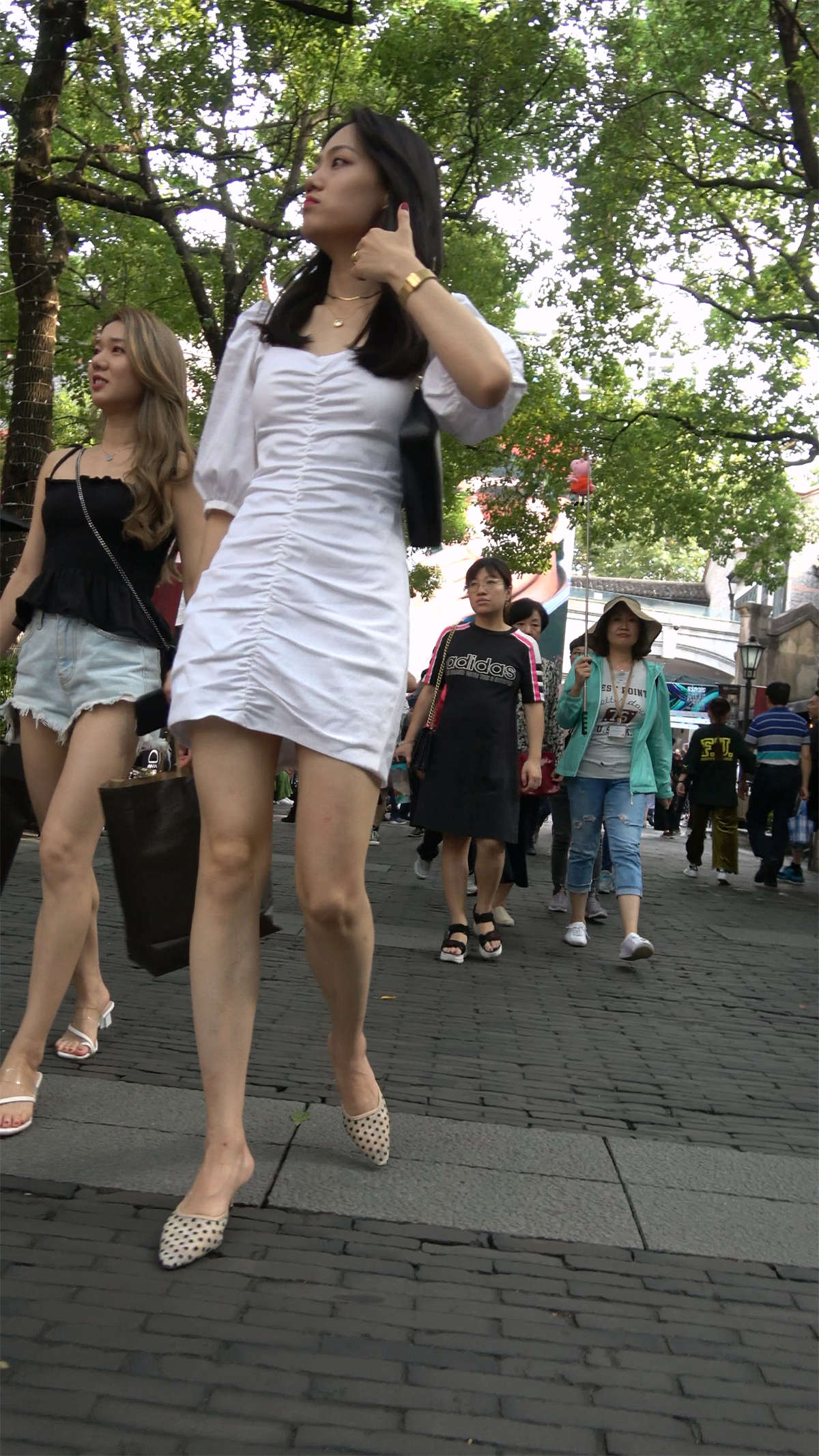 白裙气质美女姐姐-日更街拍