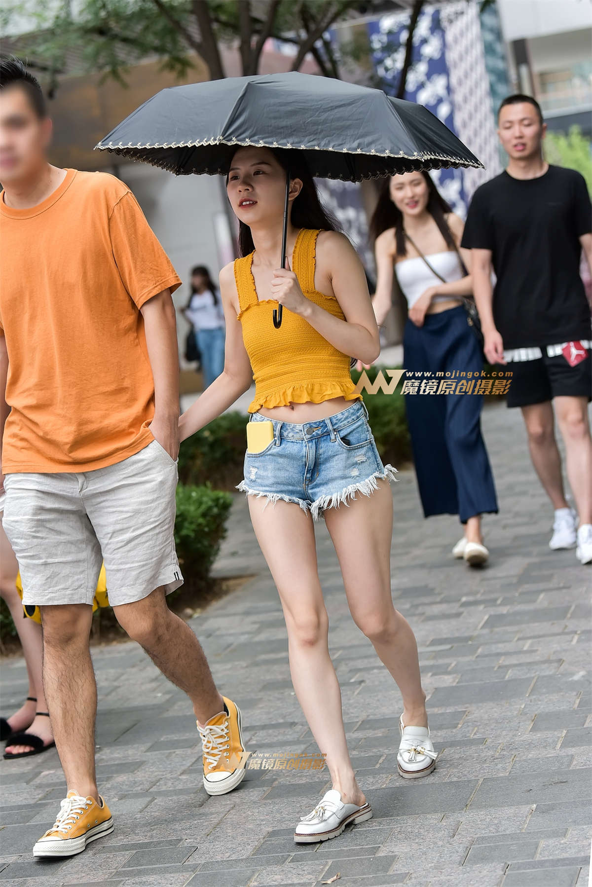 【赛德克赛帖】打伞遮阳的热裤MM-日更街拍