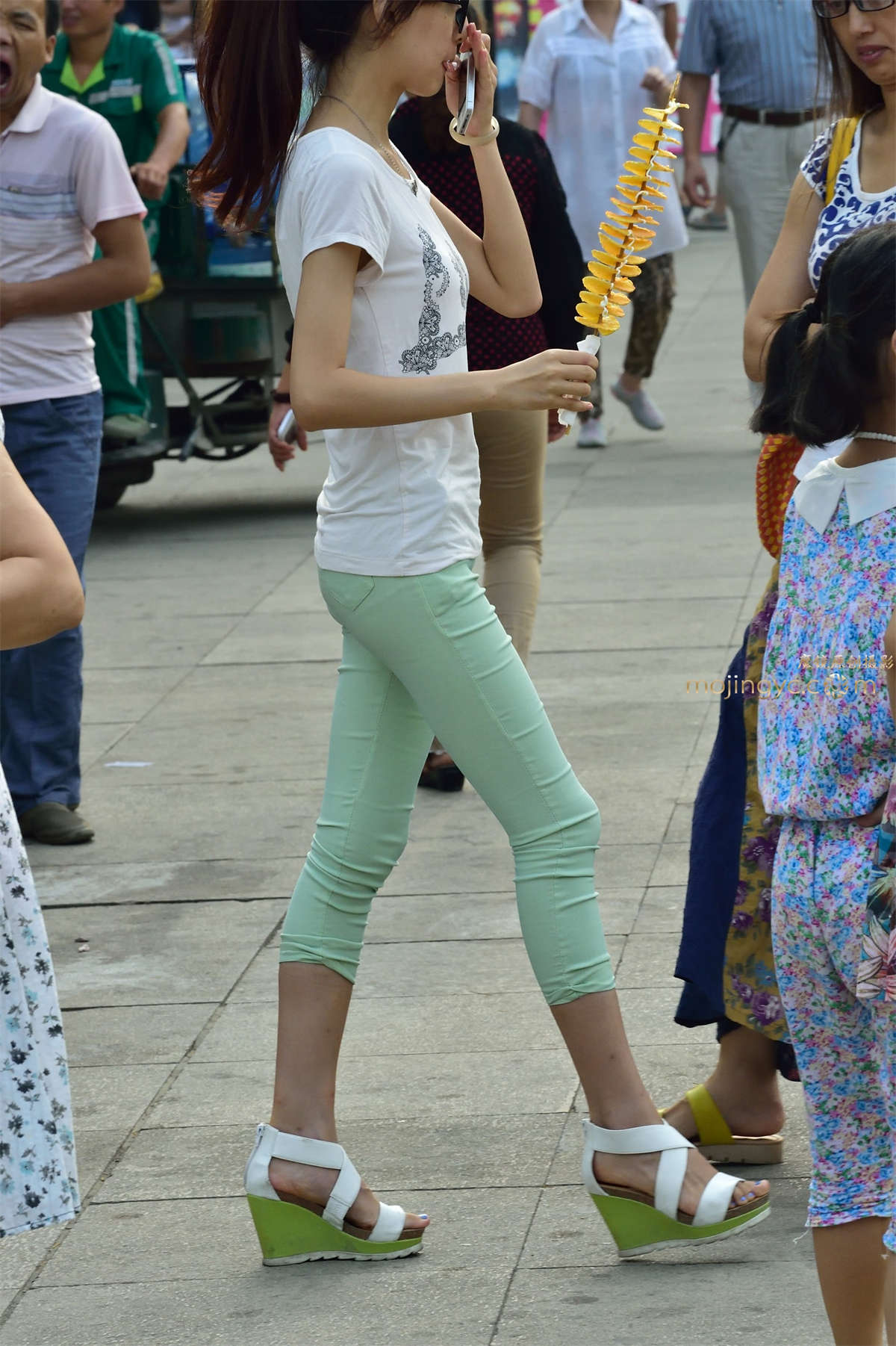 2016-09-20紧身绿裤小翘臀妹妹29张-日更街拍
