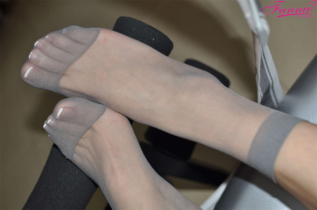 图片[2]-Fannie芬妮美足园NO.130 fannie晨练系列–浅灰丝特写-日更街拍