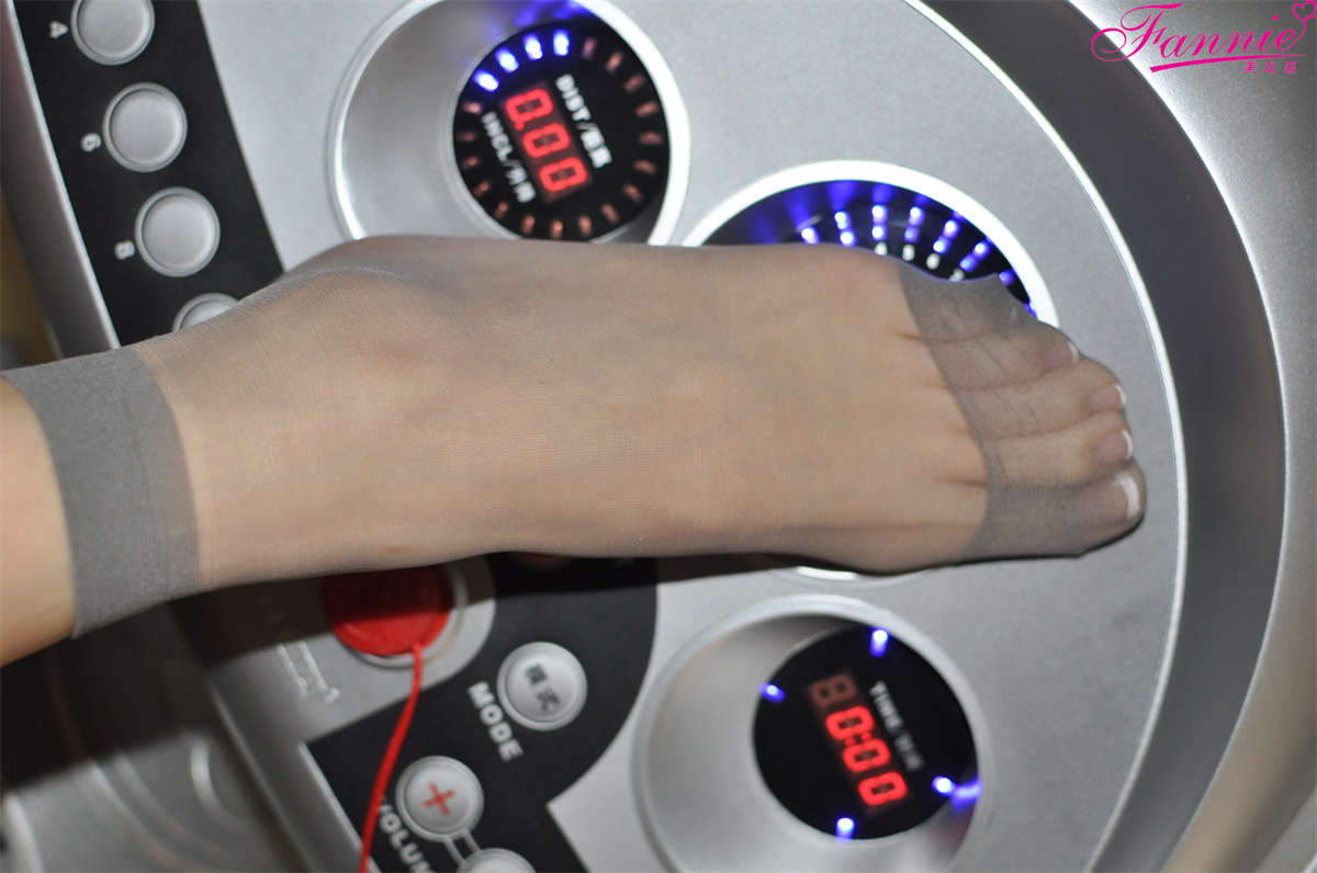 Fannie芬妮美足园NO.130 fannie晨练系列--浅灰丝特写-日更街拍