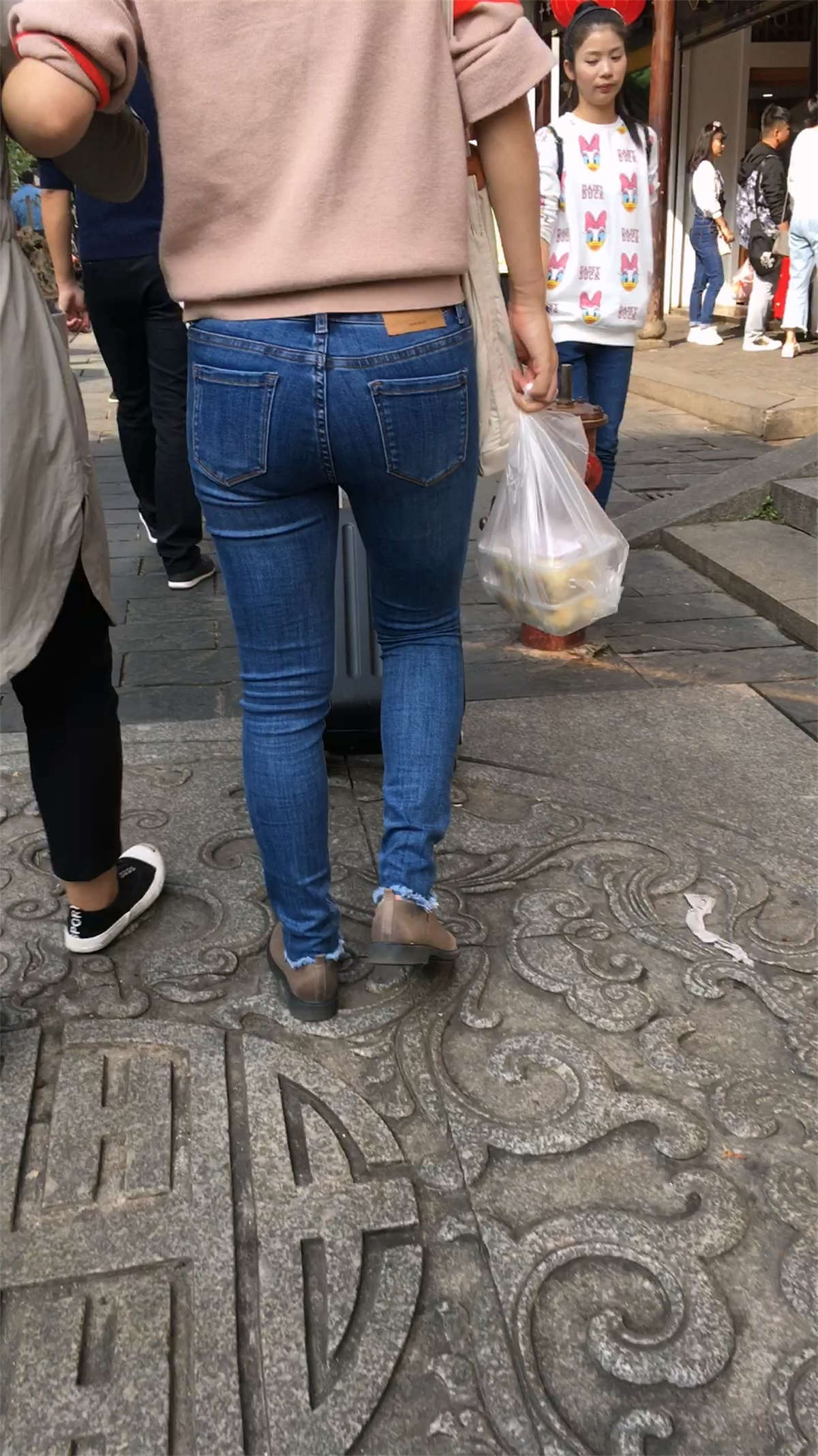 图片[2]-丰臀紧身蓝色牛仔裤美眉-日更街拍